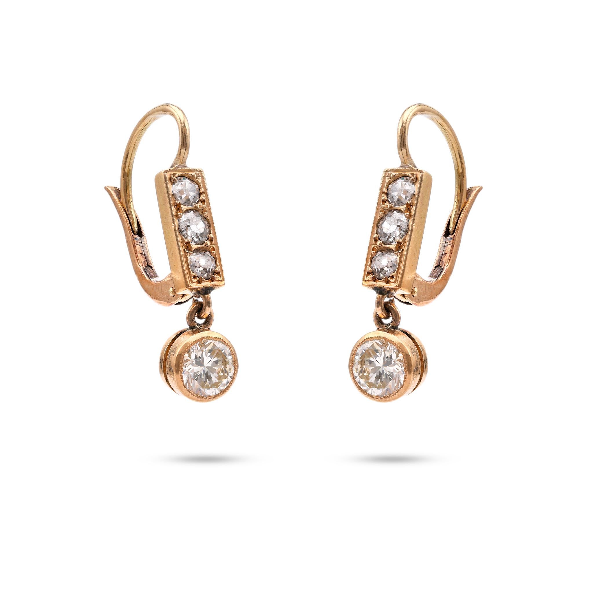 Boucles d'oreilles pendantes en or jaune 18k avec diamants d'inspiration antique Excellent état - En vente à Beverly Hills, CA