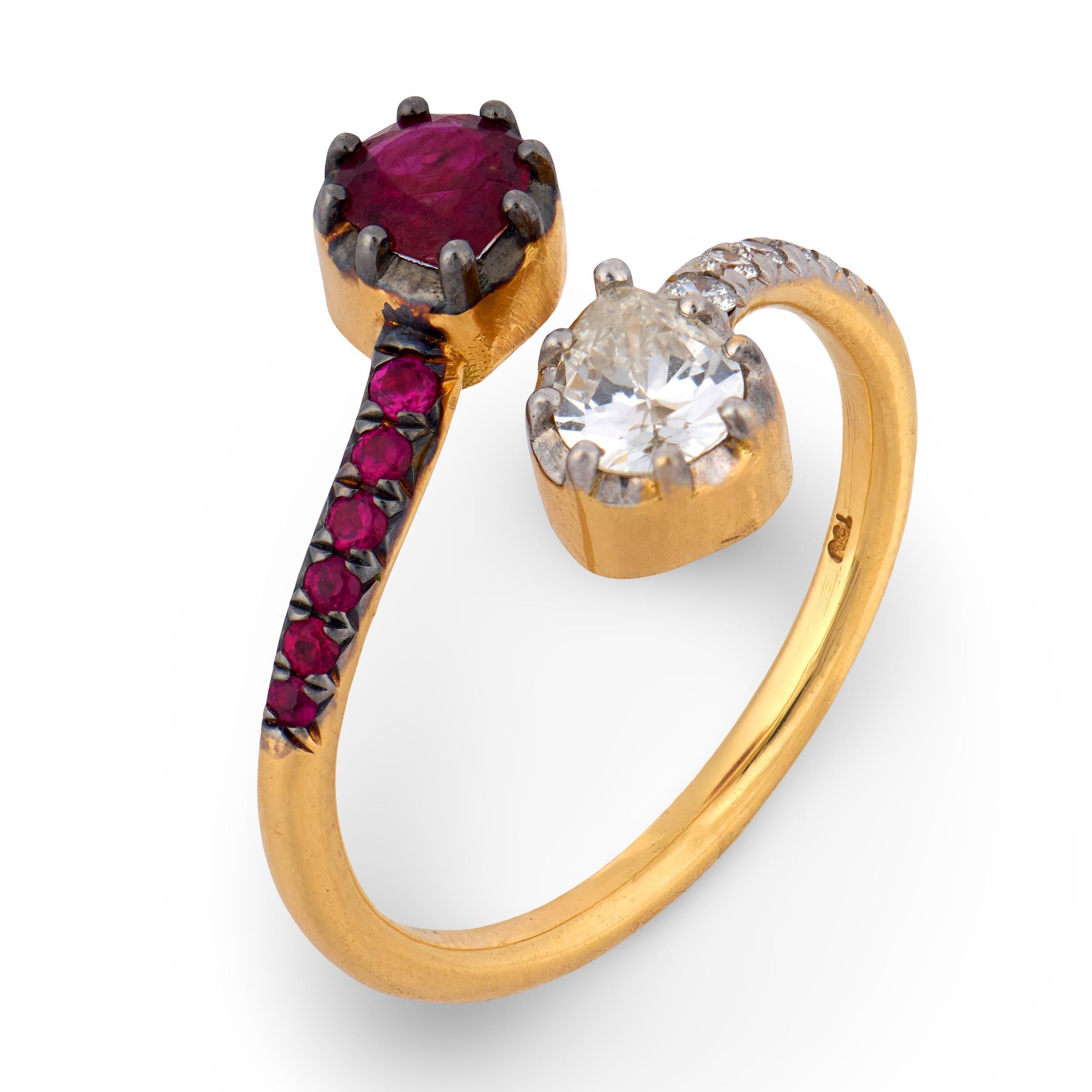 Bague toi et moi en or 18 carats diamant rubis d
inspiration antique en vente