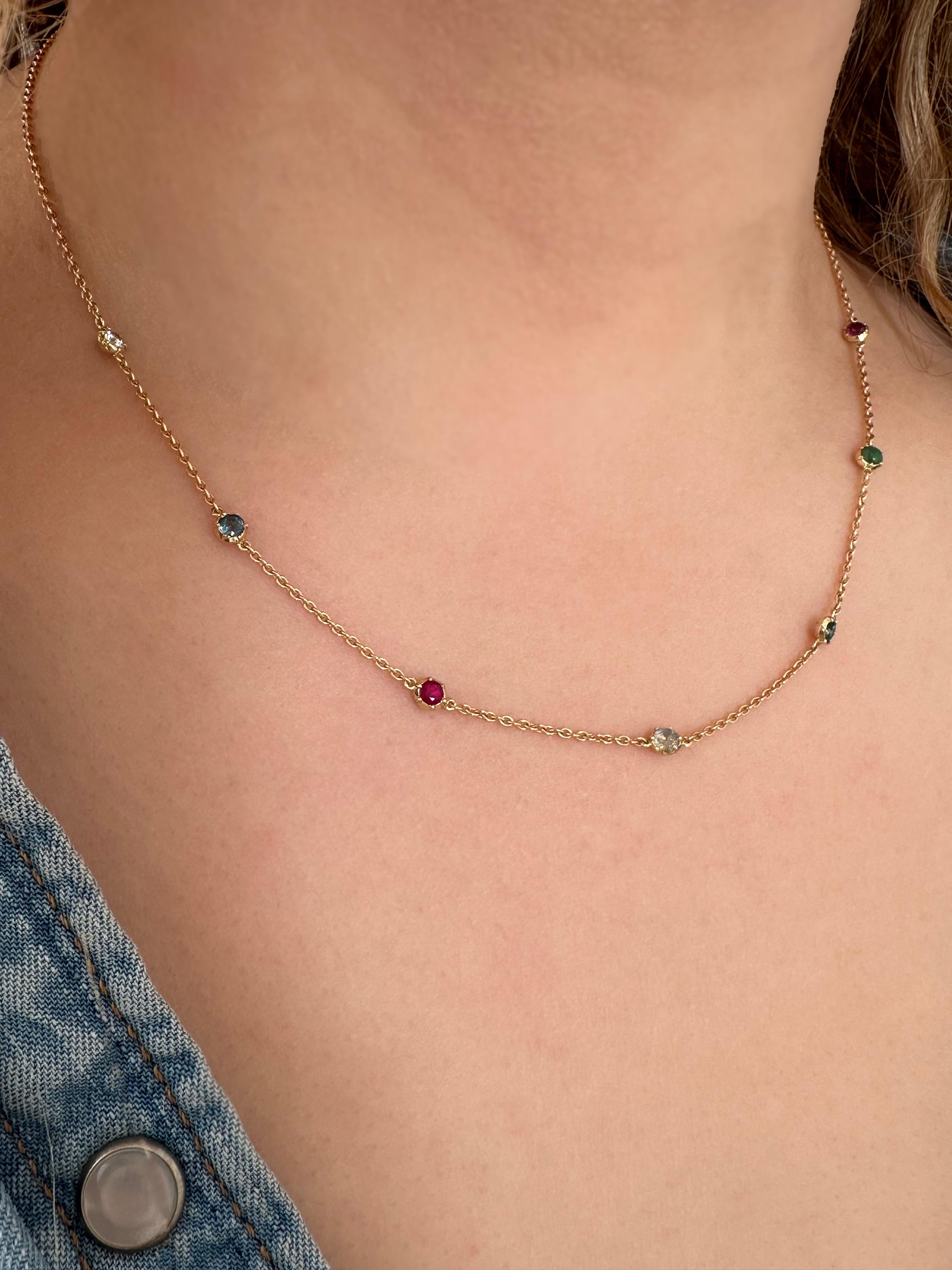Antike inspirierte Halskette „Darling“ aus Gelbgold mit mehreren Edelsteinen und acrostischem Gelbgold (Brillantschliff) im Angebot