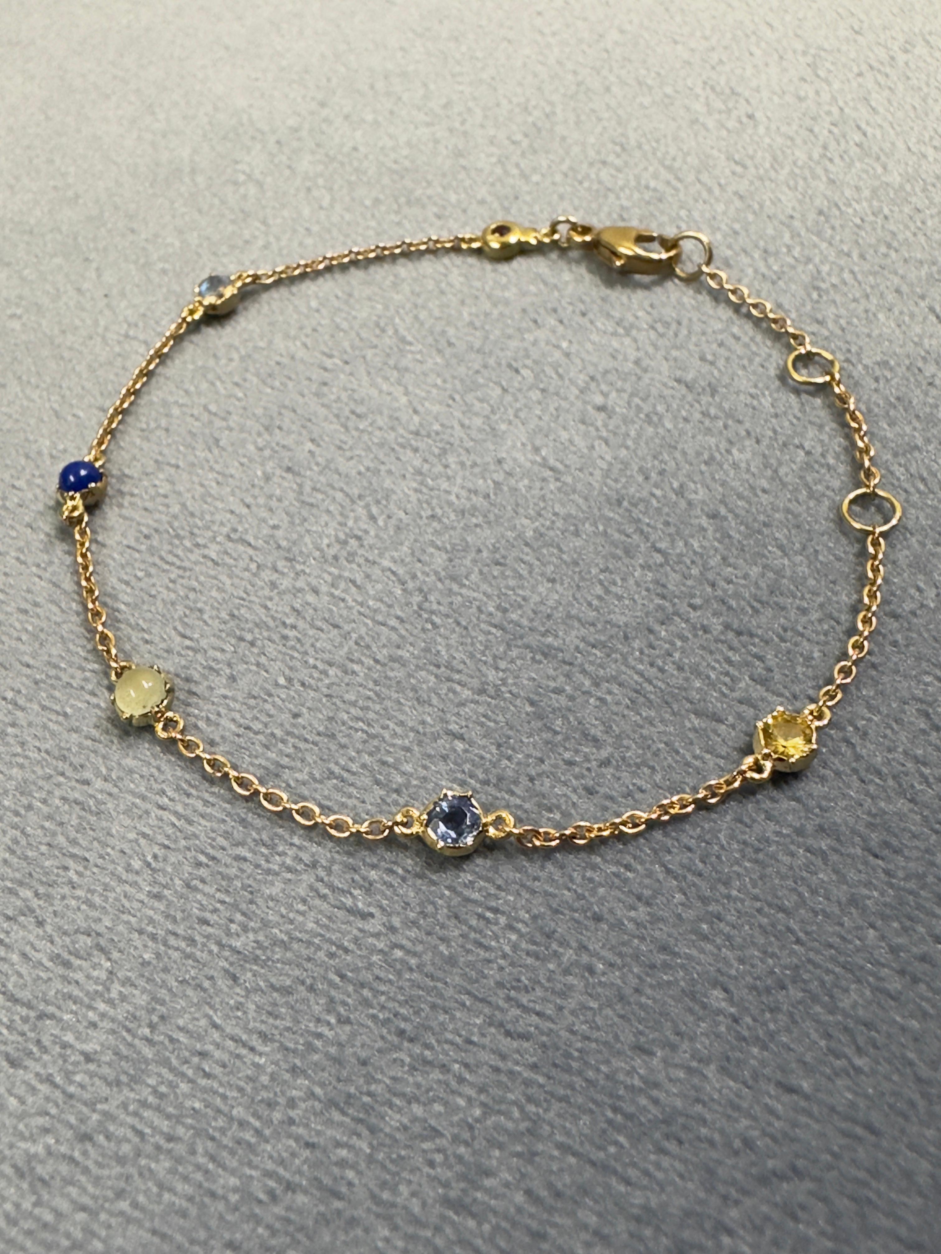 Antikes inspiriertes acros „Lucky“-Armband aus Gelbgold mit mehreren Edelsteinen (Brillantschliff) im Angebot