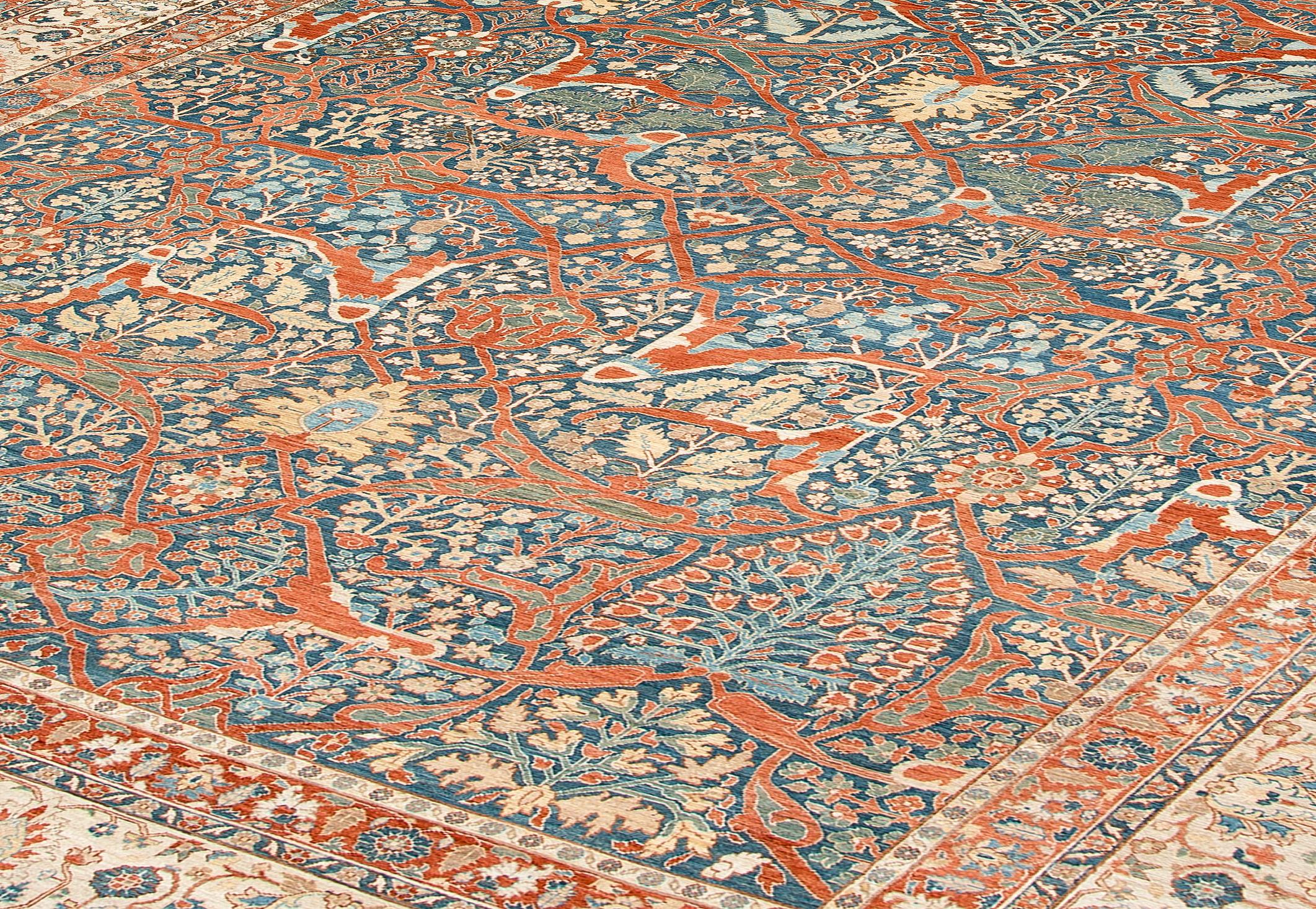 Handgewebter Teppich aus Tabriz mit antiken Motiven
Antik inspirierter, handgewebter Teppich - zeitlose Eleganz für gehobene Innenräume
Inspiriert von seltenen und sammelwürdigen Kurden-, Bakshaish-, Täbris- und Serab-Teppichen aus dem 19.