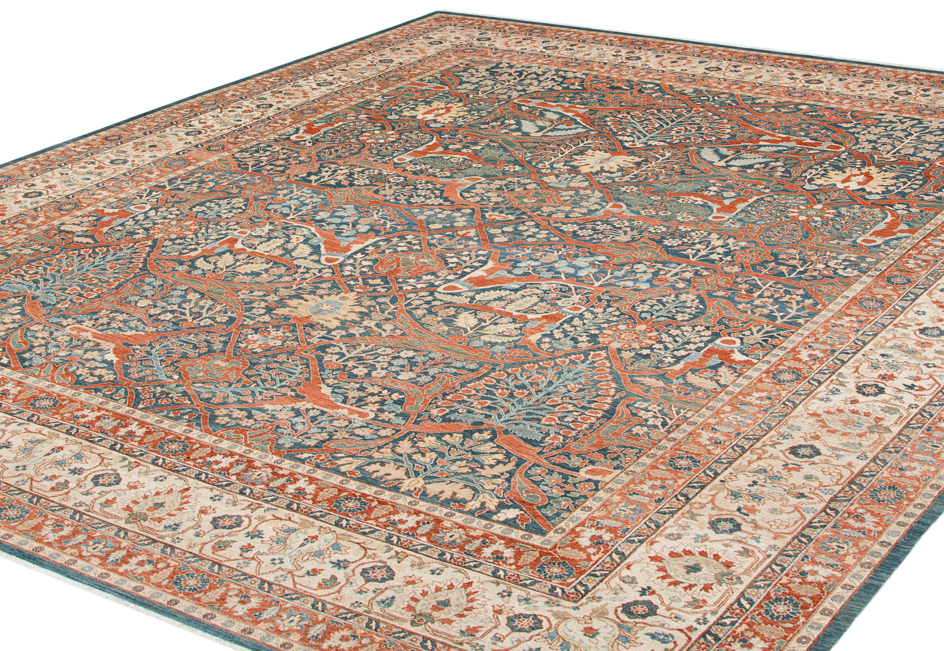 Antik inspirierter persischer Tabriz-Handwebteppich (Persisch) im Angebot