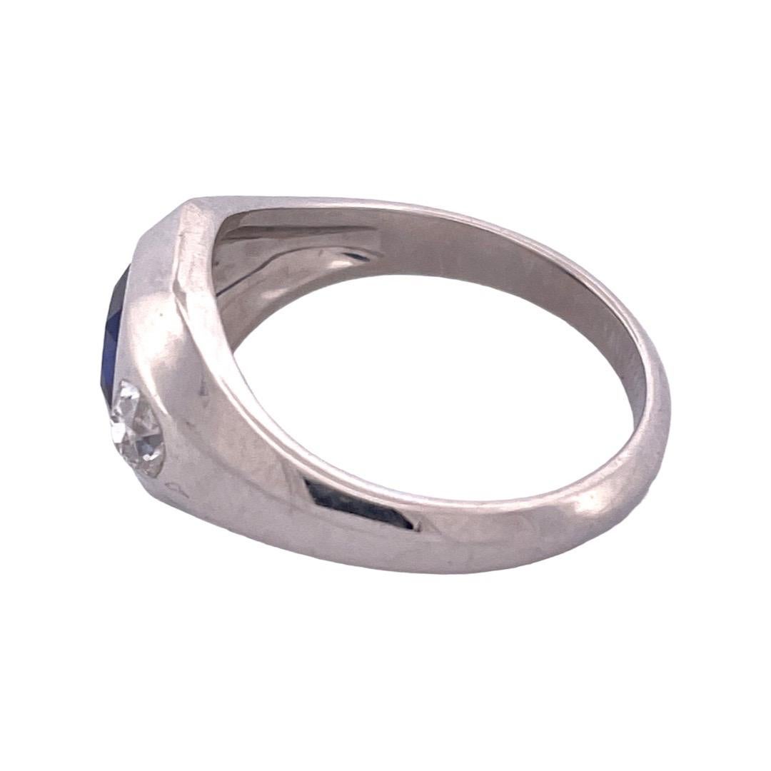 Antik inspirierter Ring aus Platin mit blauem Saphir und weißem Diamant 

Treten Sie ein in eine Welt zeitloser Eleganz mit unserem von der Antike inspirierten Ring aus blauem Saphir und weißem Diamant aus Platin.