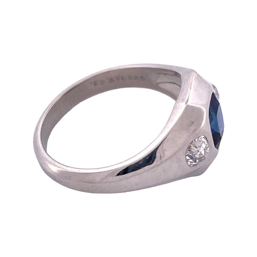 Antik inspirierter Ring aus Platin mit blauem Saphir und weißem Diamant (Art déco) im Angebot