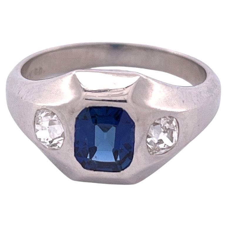 Antik inspirierter Ring aus Platin mit blauem Saphir und weißem Diamant im Angebot