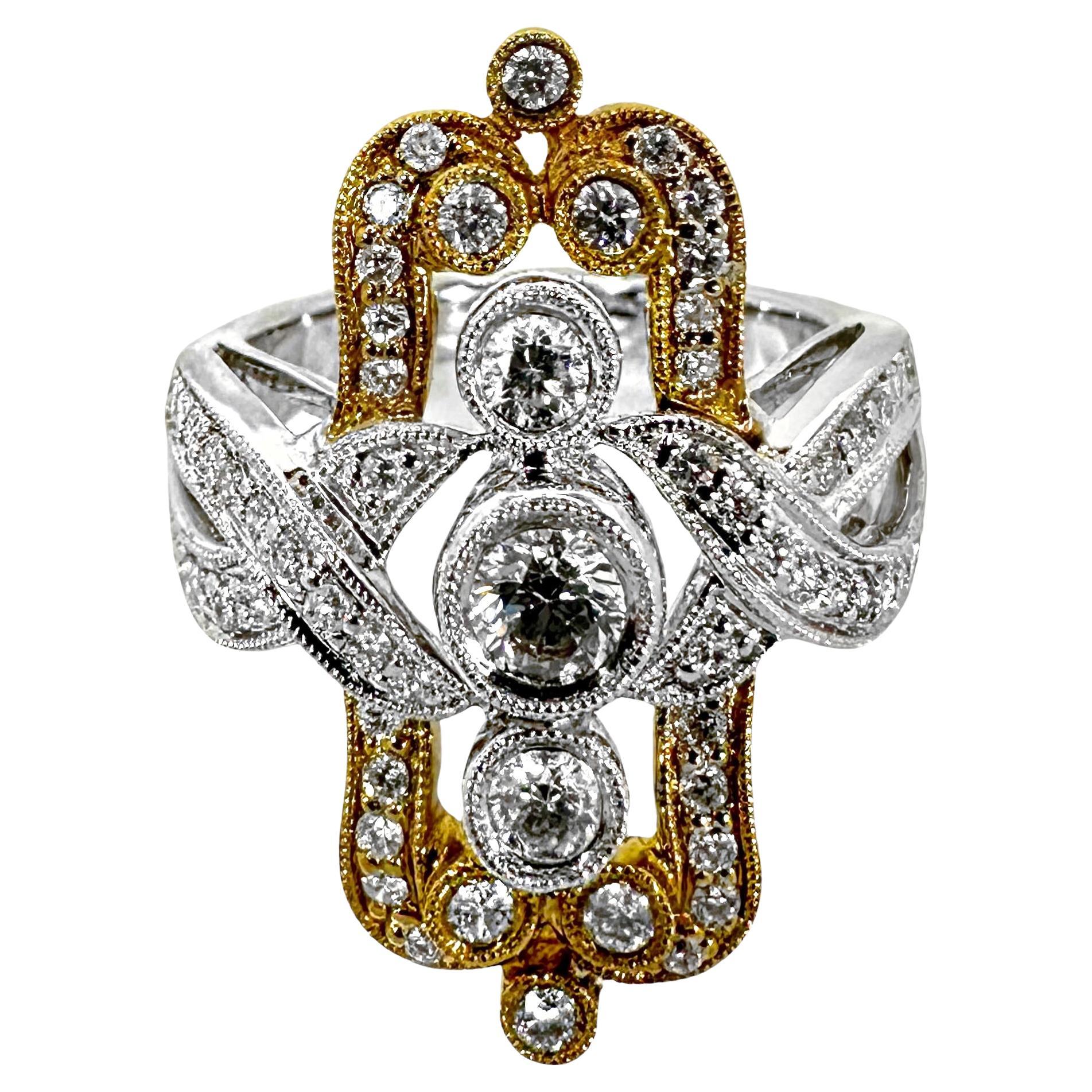 Bague de dîner en or 18 carats et diamants, de style antique et bicolore.  La majeure partie de la bague est façonnée en or blanc et sertie de diamants. La zone de conception verticale en or jaune est sertie d'une ligne de diamants. L'attention