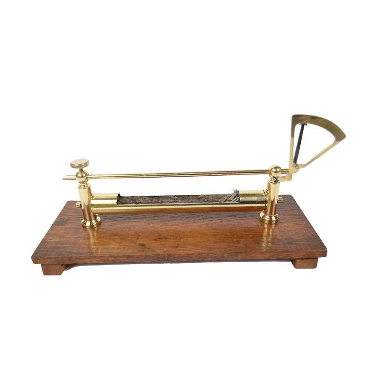 Brass instrument on wooden board used to measure the expansion of metals subjected to heat source with indicator from 0 to 4. English manufacture of the mid-nineteenth century. Very good condition. 30 x 12 H 14 cm.
Shipping in insured by Lloyd's