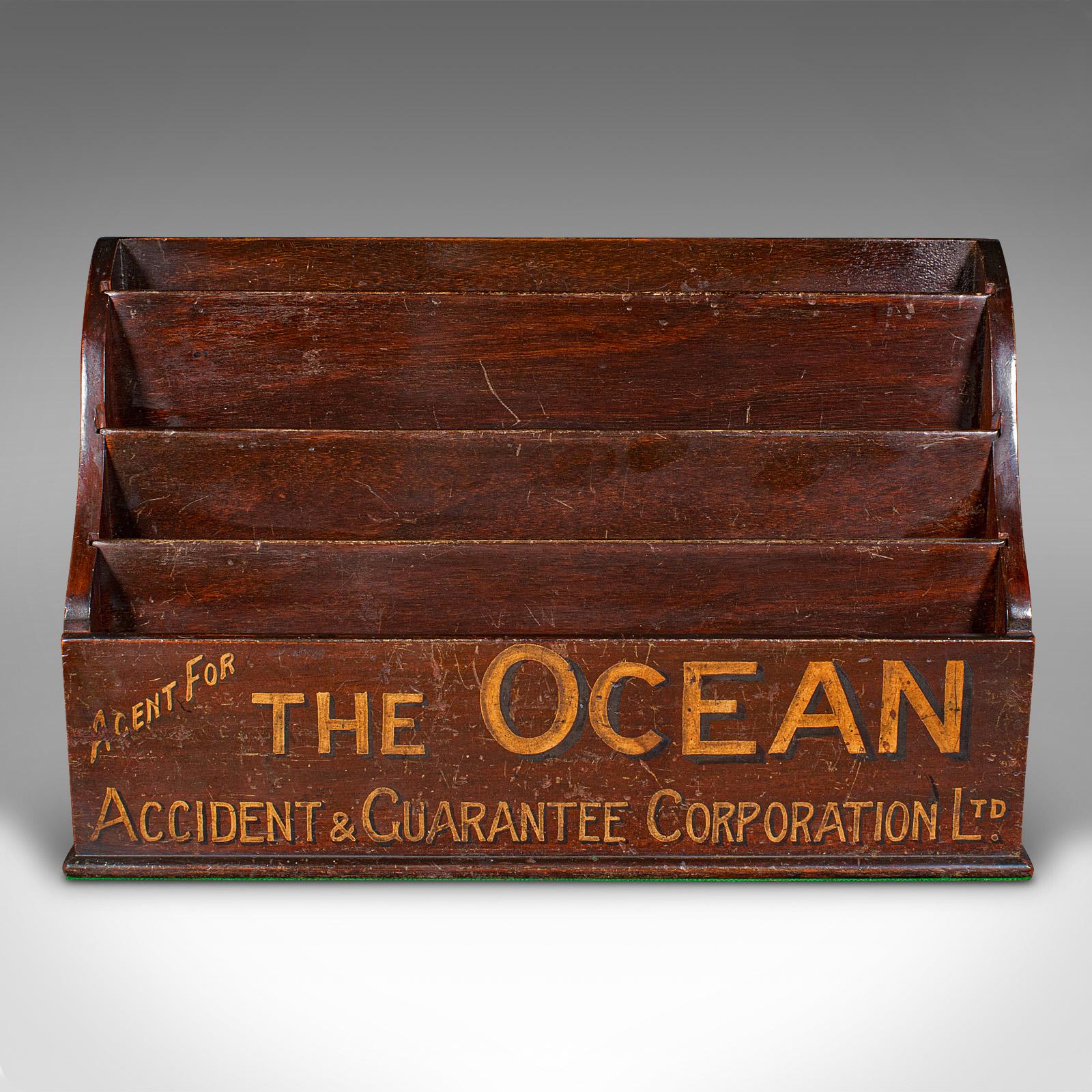 
Esto es un antiguo escritorio de agente de seguros ordenado. Organizador de cartas inglés, de caoba, de finales de la época victoriana, hacia 1900.

Establecida como compañía hermana de la Ocean, Railway and General Accident Assurance Company en