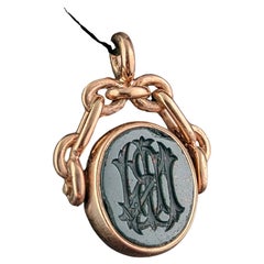 Pendentif pivotant antique en taille-douce, or 10 carats, pierre de sang et cornaline 