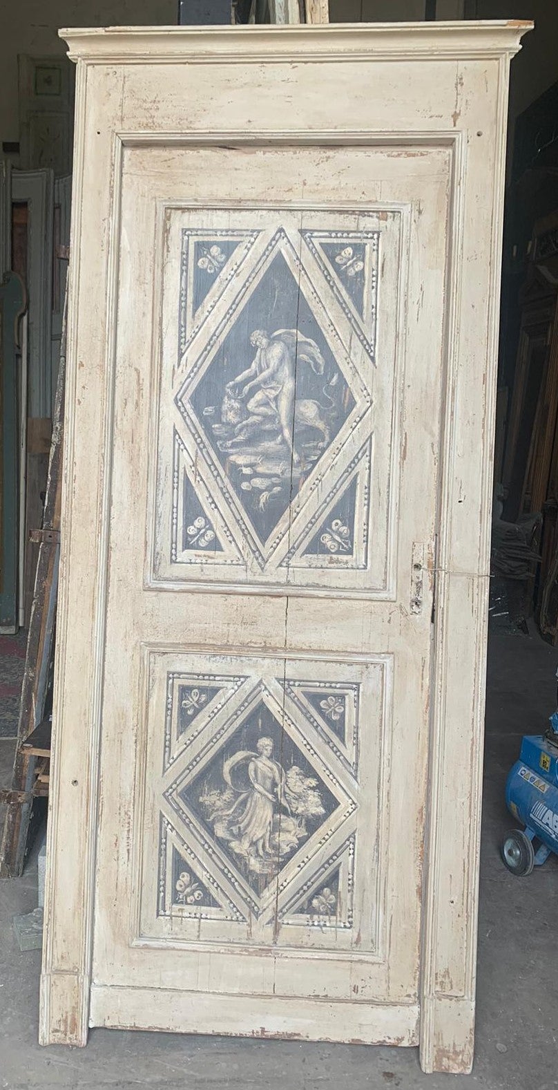 Porte d'intérieur ancienne, richement peinte de motifs classiques, avec cadre d'origine, construite et peinte à la main au XVIIIe siècle, pour un important bâtiment à Turin, Italie.
Belle sur les deux faces, peinte, s'ouvre en poussant vers la