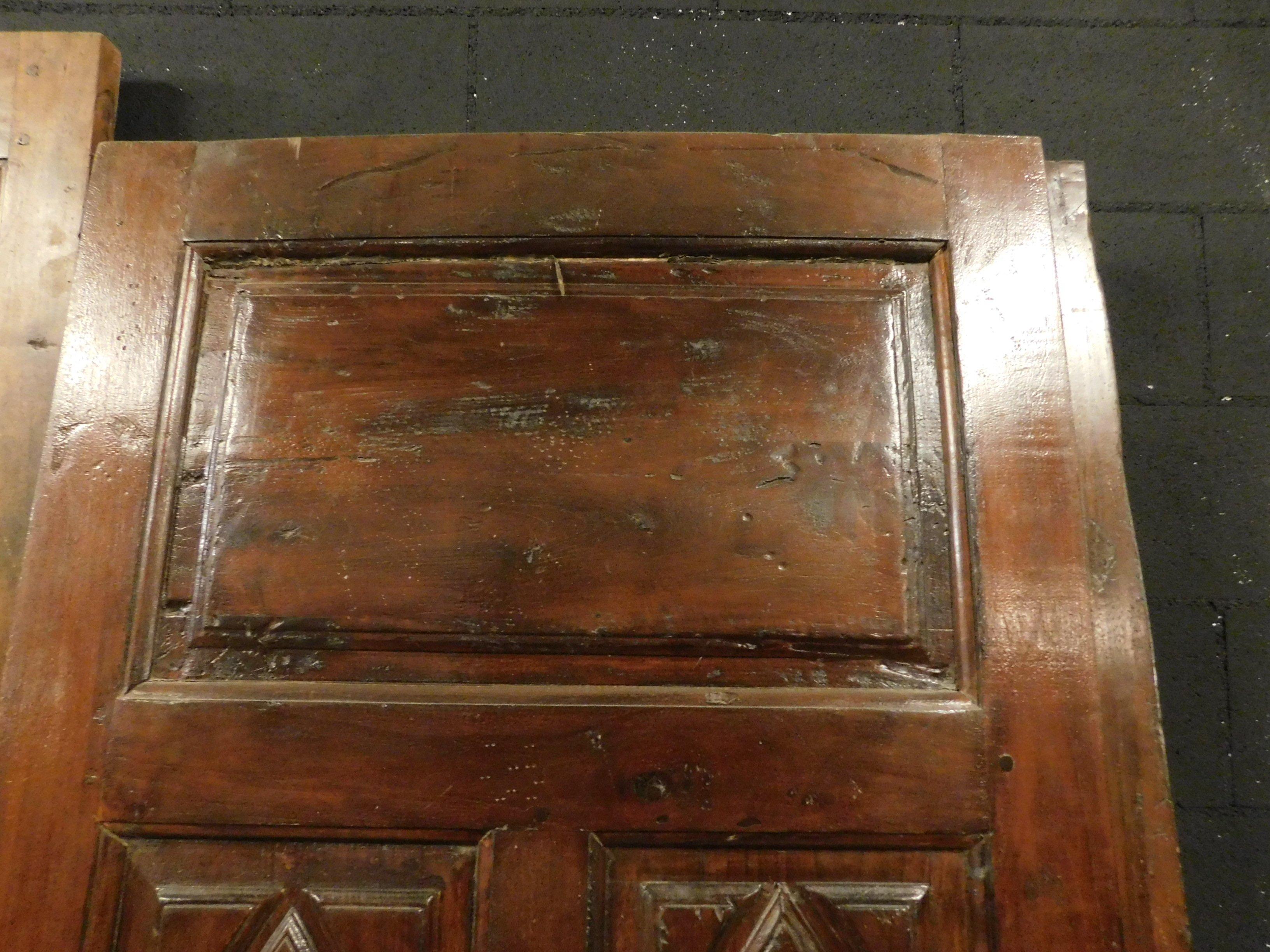Antique Internal Door in Walnut with Six Hand-Carved Panels, 18th Century Italy In Good Condition For Sale In Cuneo, Italy (CN)