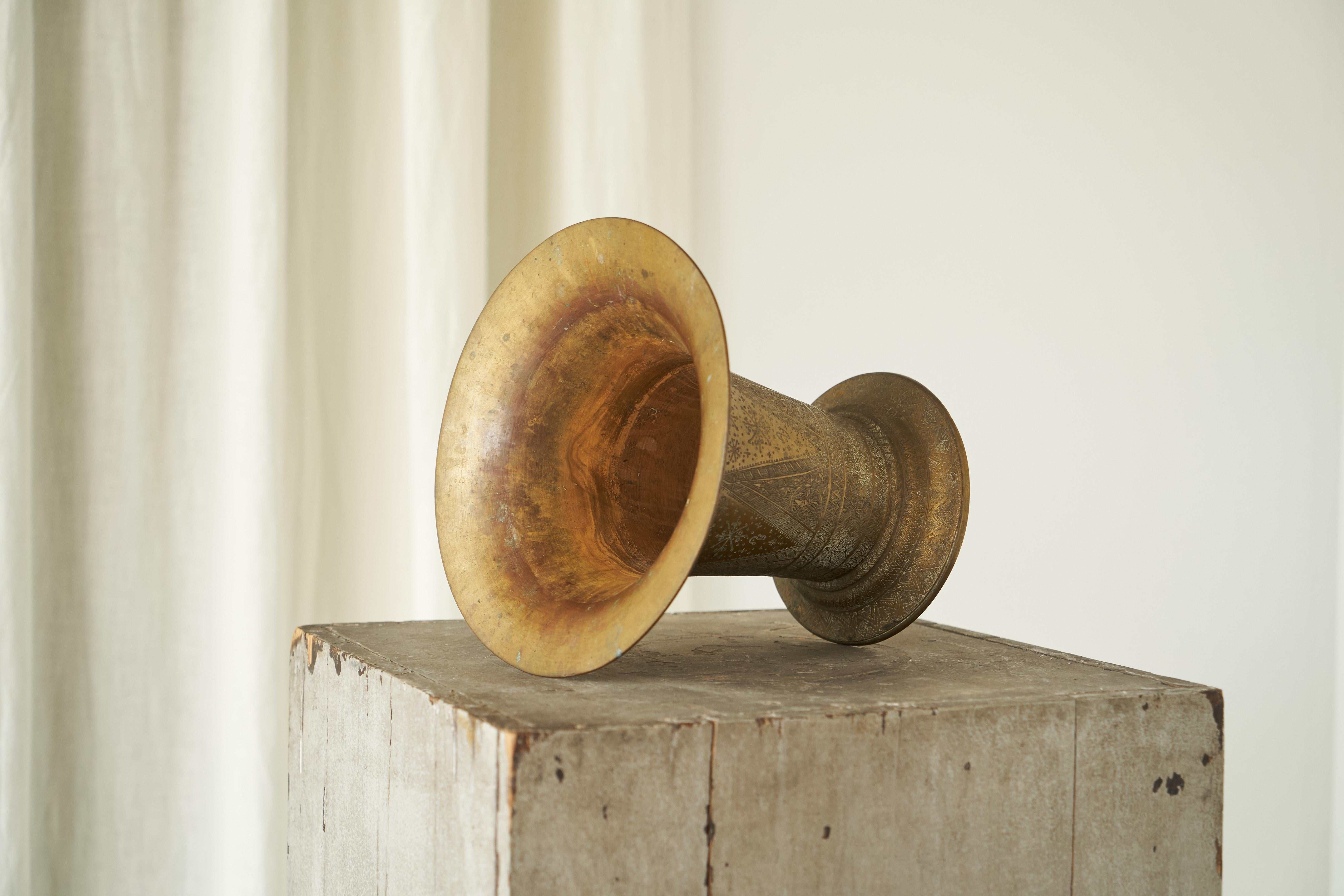 Vase ancien décoré de manière complexe en cuivre ciselé à la main en vente 3