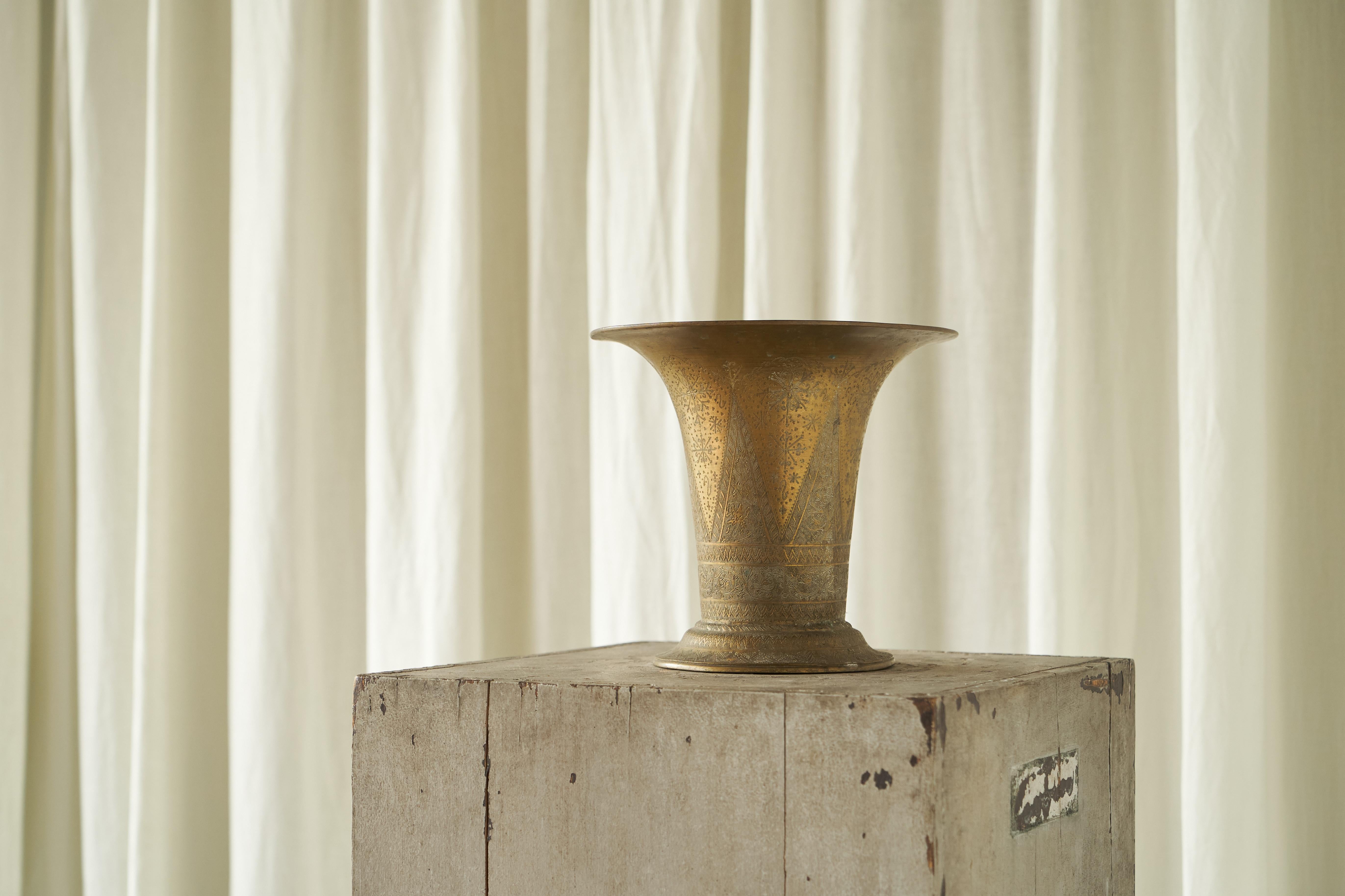 Fait main Vase ancien décoré de manière complexe en cuivre ciselé à la main en vente