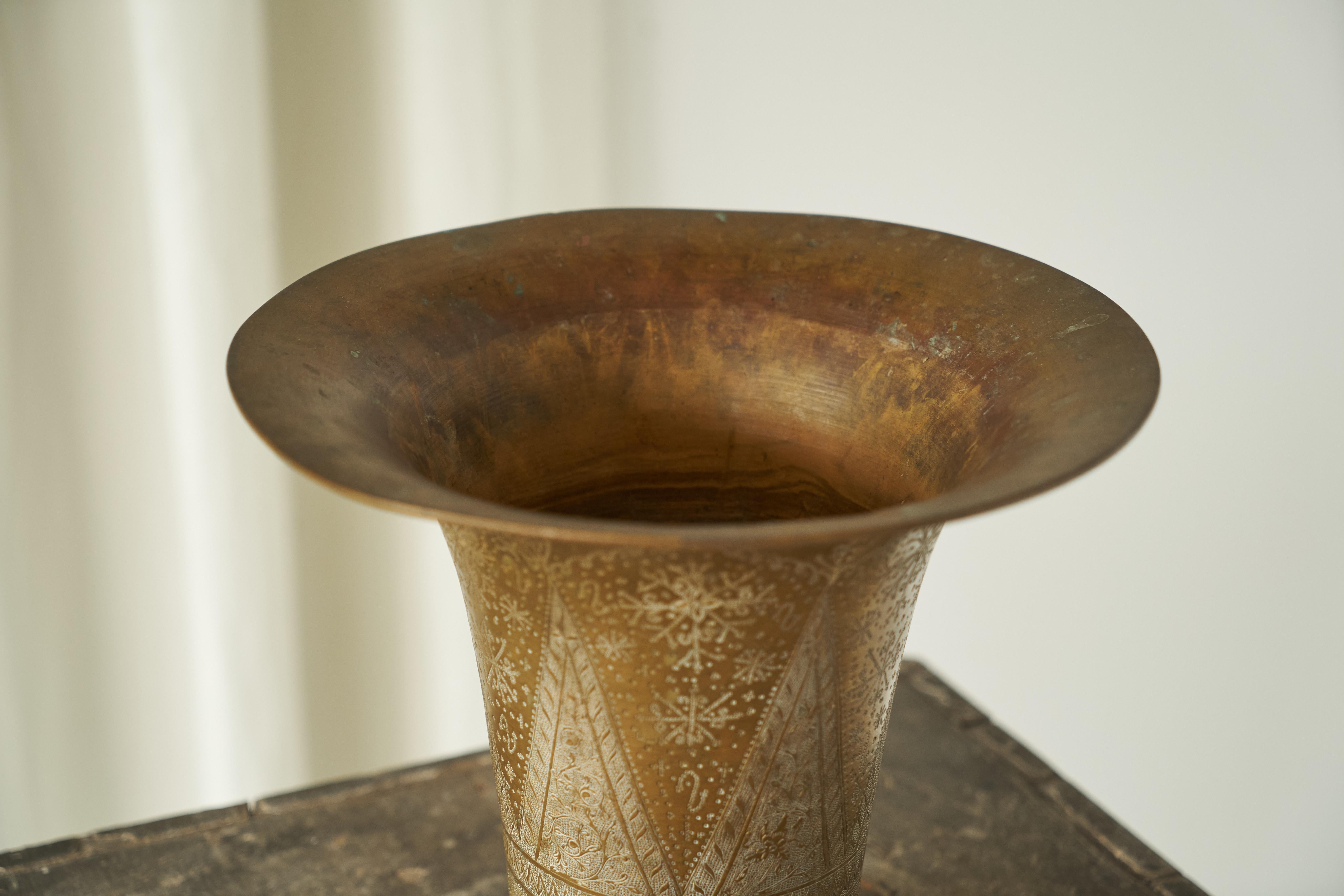 Vase ancien décoré de manière complexe en cuivre ciselé à la main Bon état - En vente à Meer, VAN