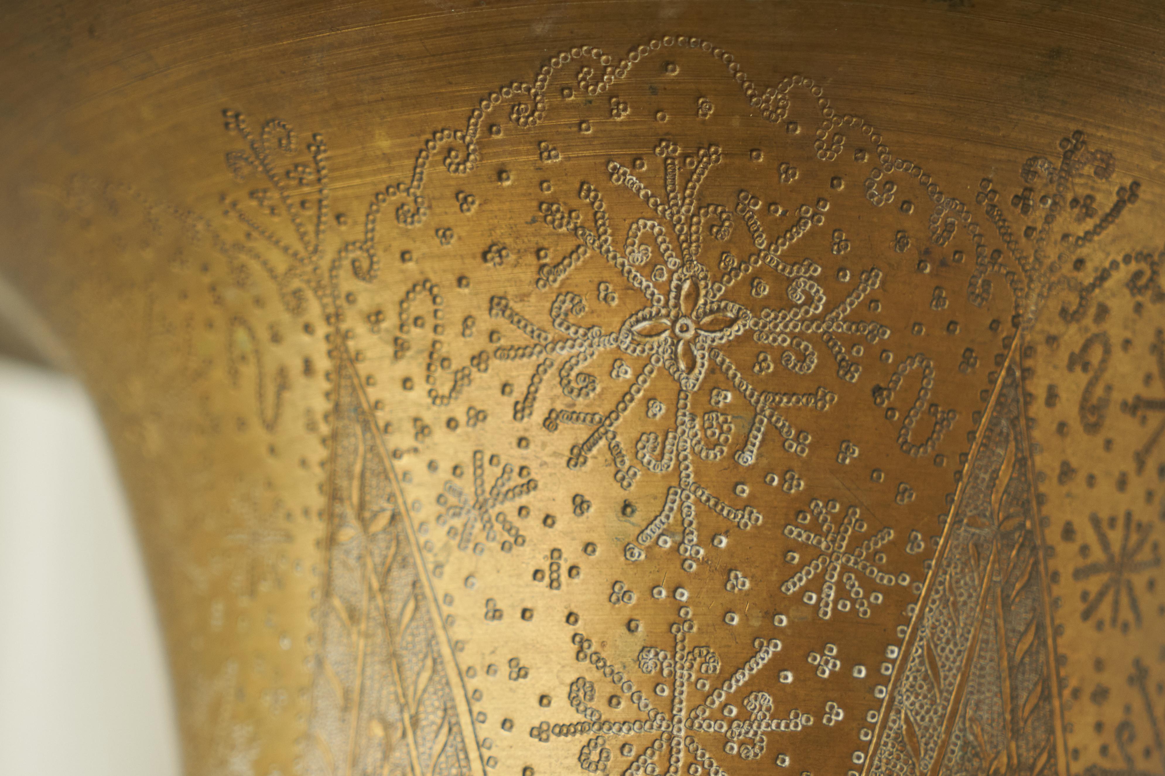 20ième siècle Vase ancien décoré de manière complexe en cuivre ciselé à la main en vente