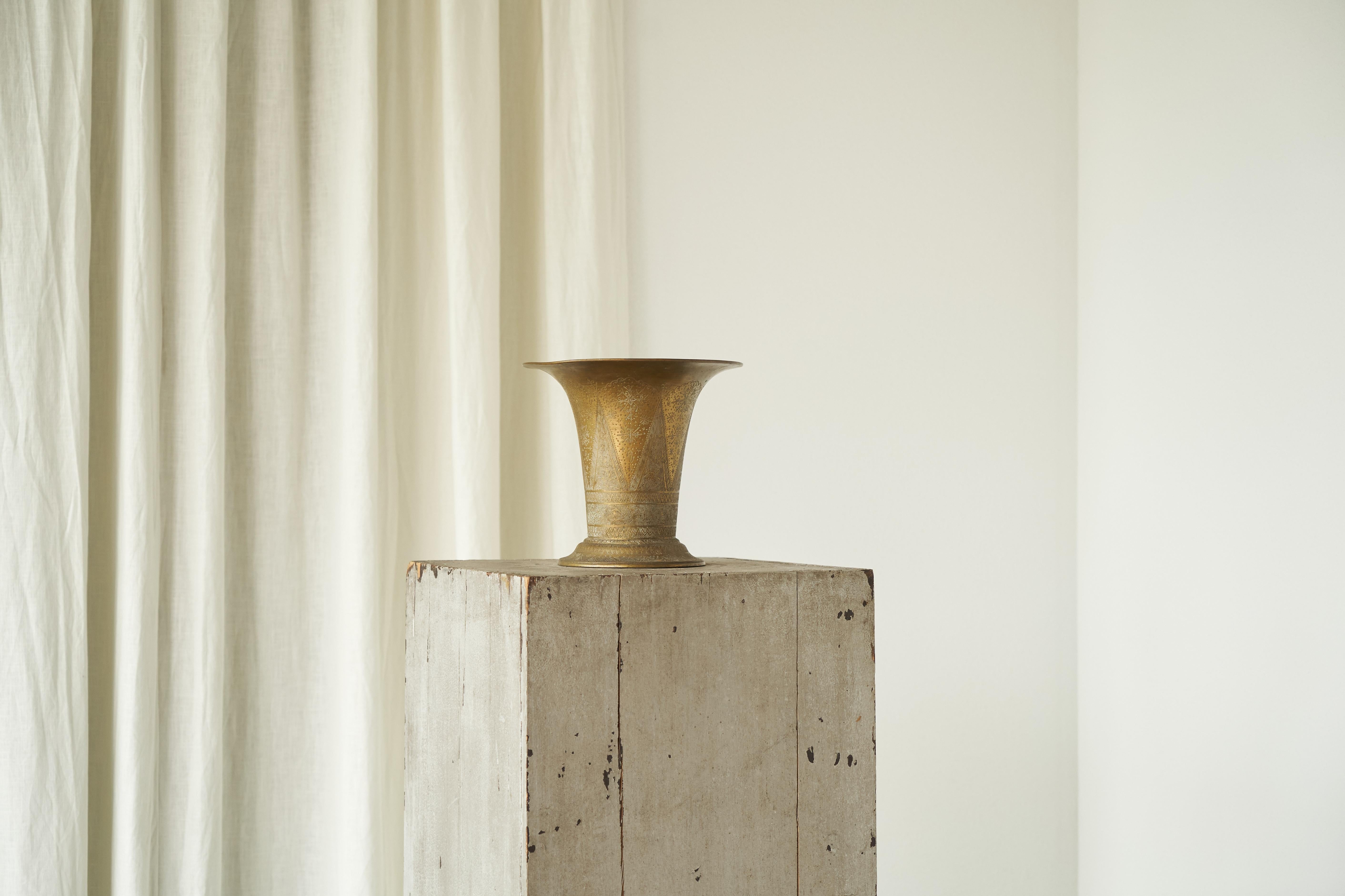 Cuivre Vase ancien décoré de manière complexe en cuivre ciselé à la main en vente