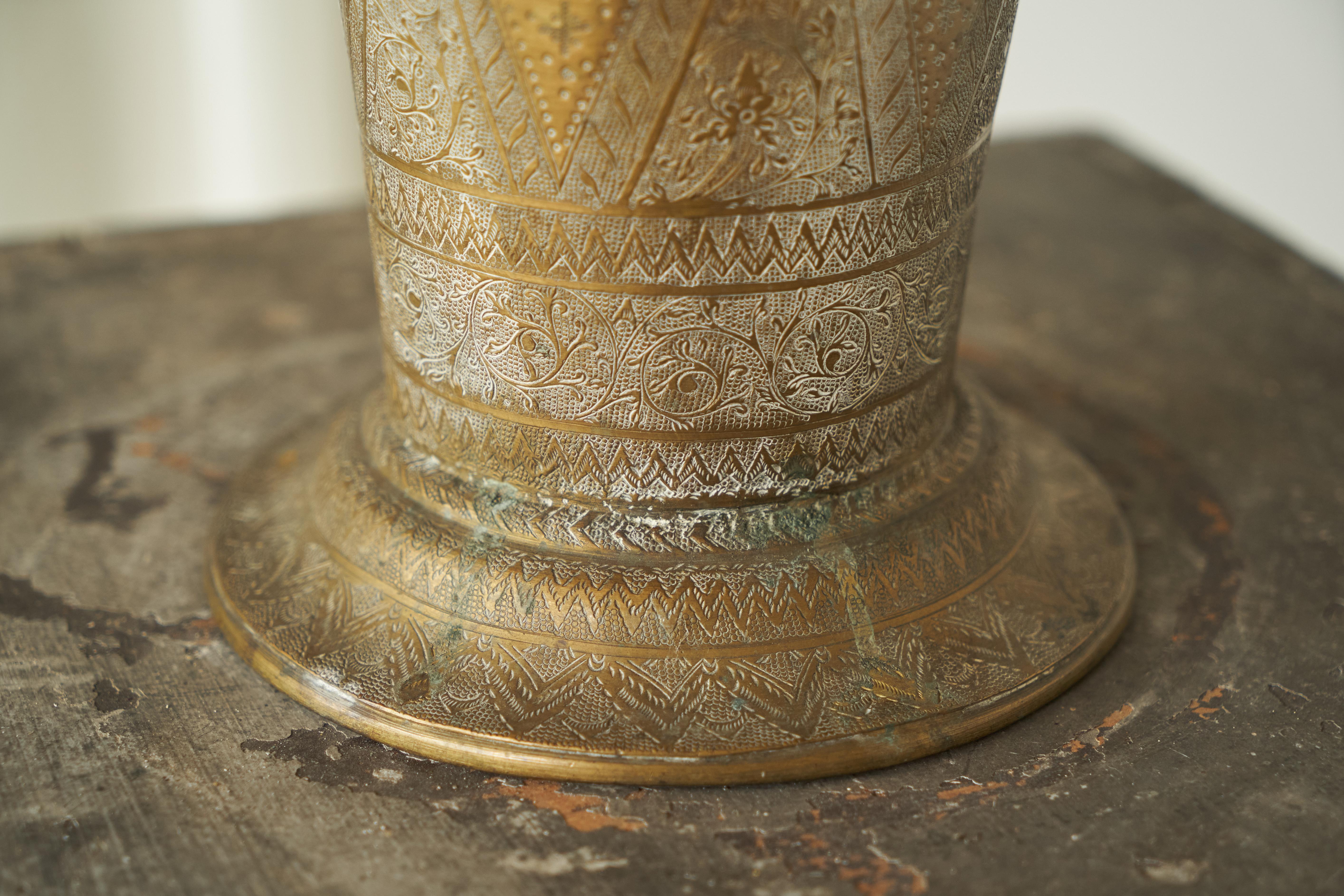 Vase ancien décoré de manière complexe en cuivre ciselé à la main en vente 1