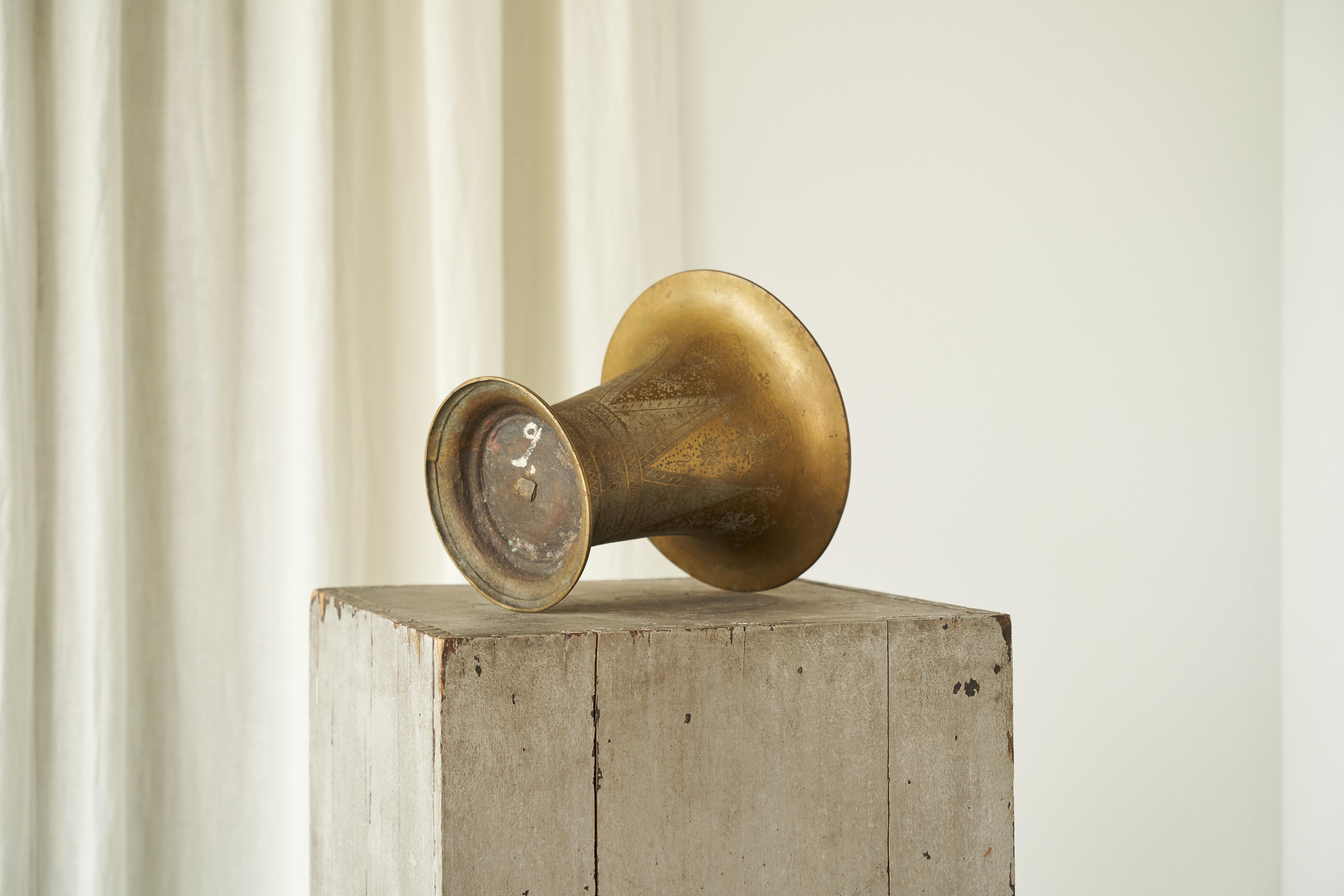 Vase ancien décoré de manière complexe en cuivre ciselé à la main en vente 2