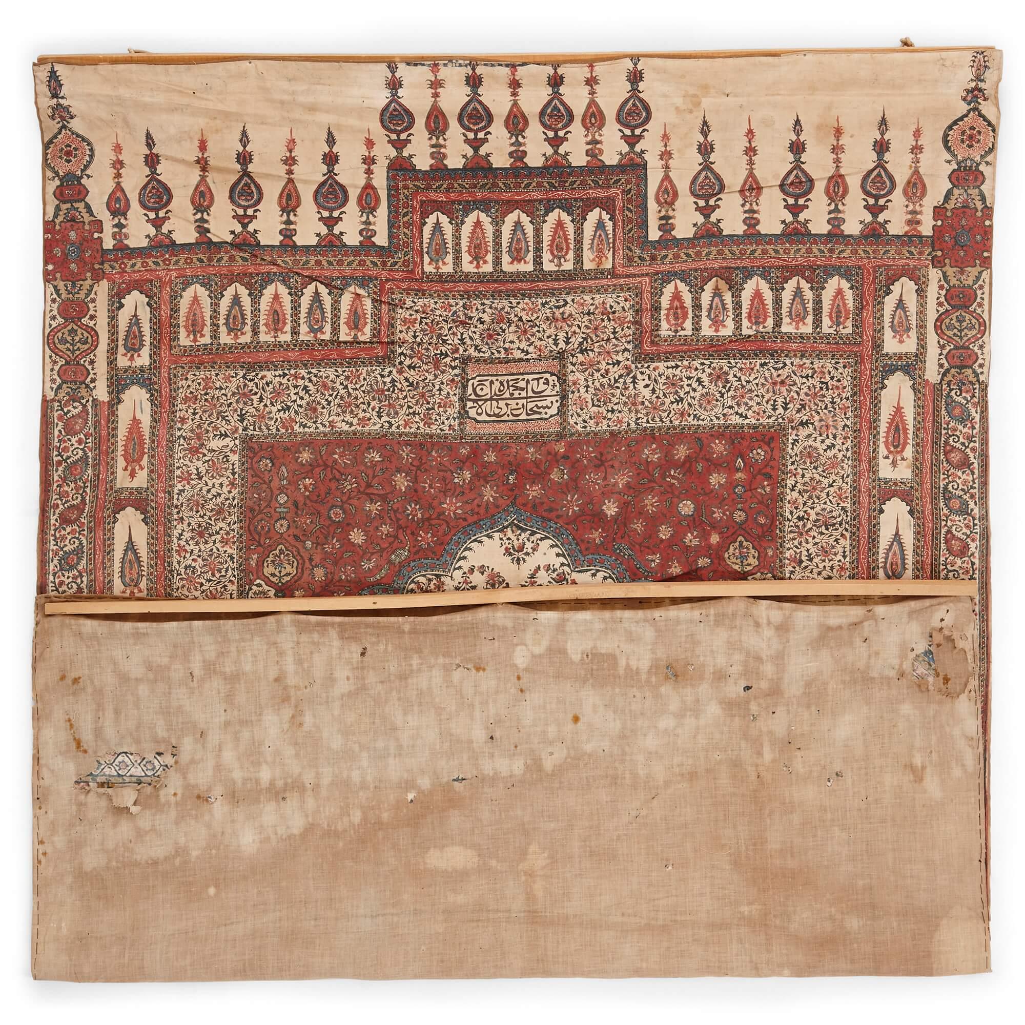 Antico tappeto da preghiera iraniano Kalamkari
Persiano, fine XIX secolo 
Altezza 128 cm, larghezza 92 cm

Realizzato alla fine del XIX secolo da abili artigiani iraniani, questo tappeto da preghiera in cotone presenta una moltitudine di motivi