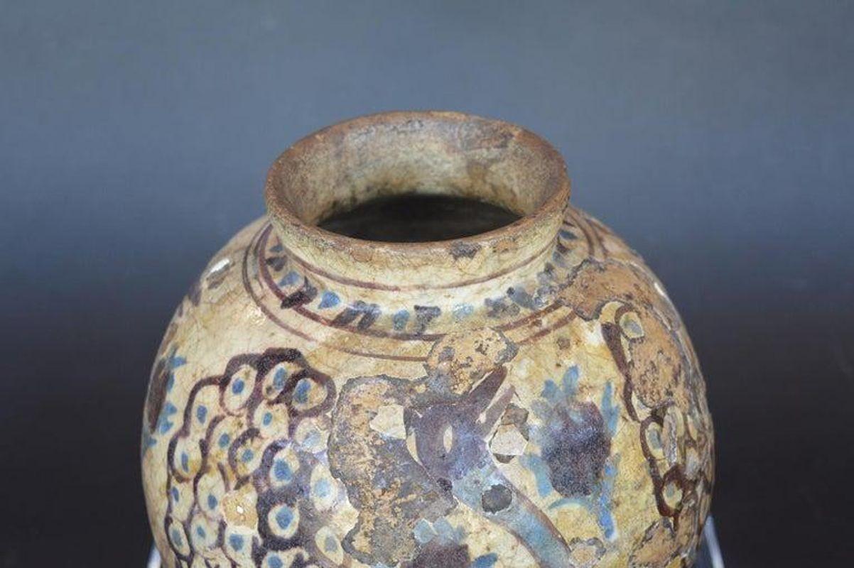 Vase iranien du XIXe siècle, peint à la main, en poterie à glaçure brillante. La boîte en lucite est incluse avec le vase.
Dimensions du vase 10.5 inches H x 8 inches D.