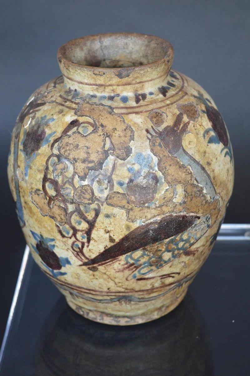 Vase iranien ancien du 19e siècle Bon état - En vente à Los Angeles, CA