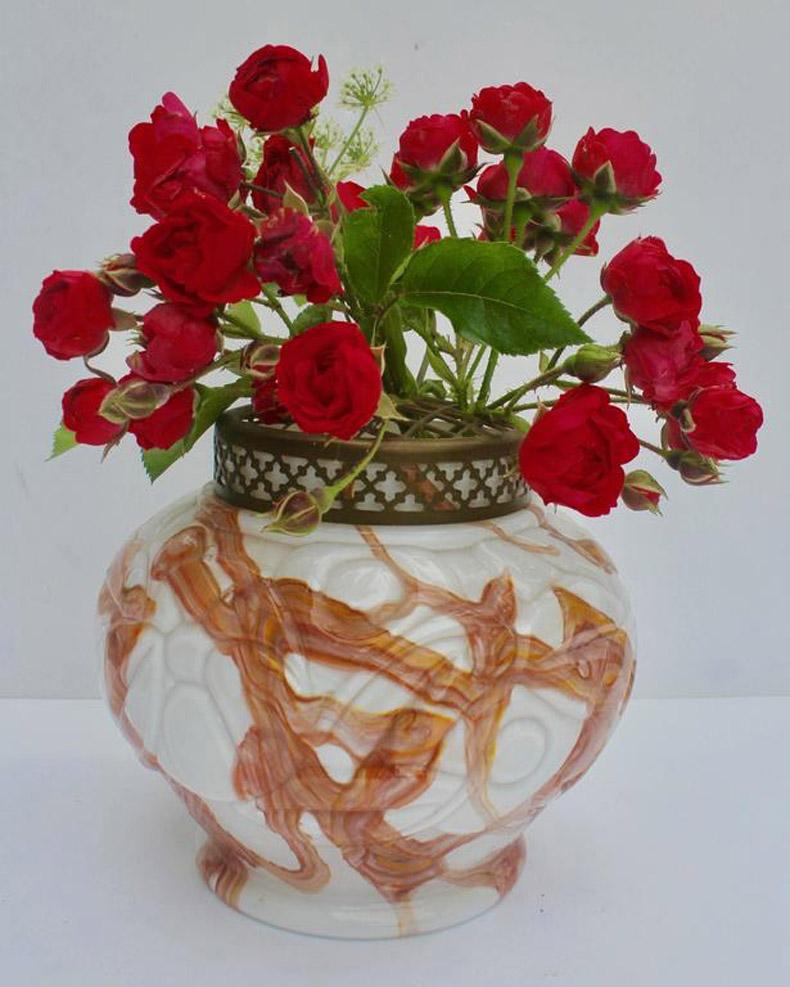 Antike schillernde Pique Fleurs-Vase aus Glas von Loetz' mit Grille im Angebot 4