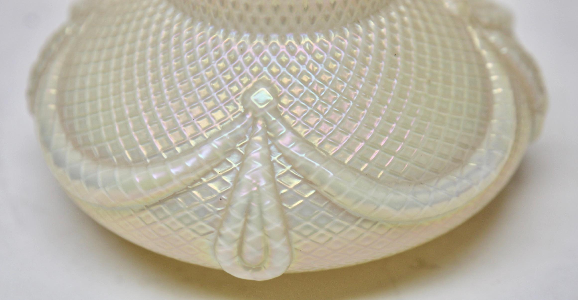 Jarrón antiguo de cristal iridiscente Pique Fleurs' de Loetz' con Rejilla Latón en venta