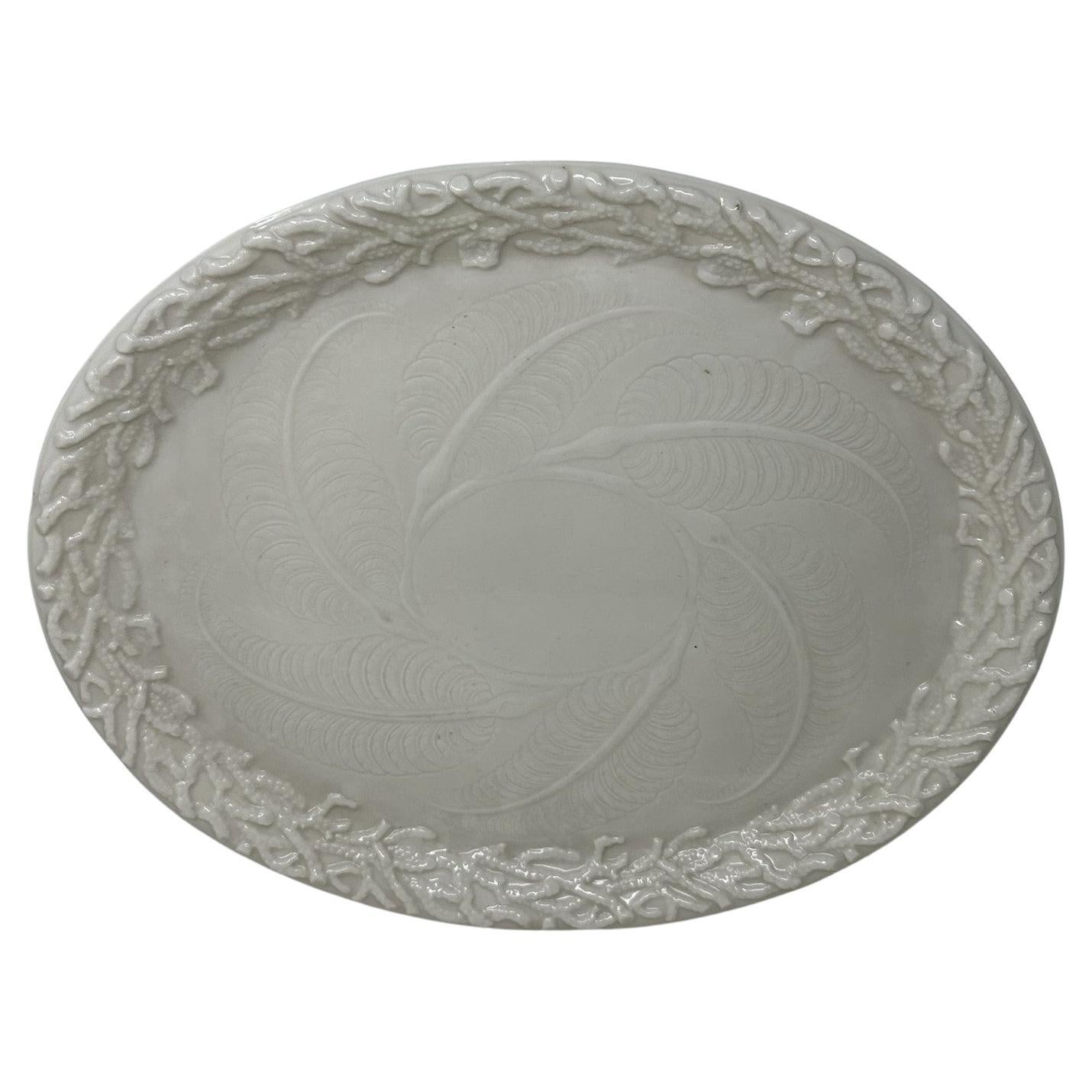 Ein atemberaubendes Beispiel für ein extrem seltenes irisches Belleek Porzellan Blanc de chine Echinus Dejeuner Oval Serviertablett von ungewöhnlich großen Proportionen. Neunzehntes Jahrhundert. 

Dieses außergewöhnliche Belleek-Porzellantablett ist