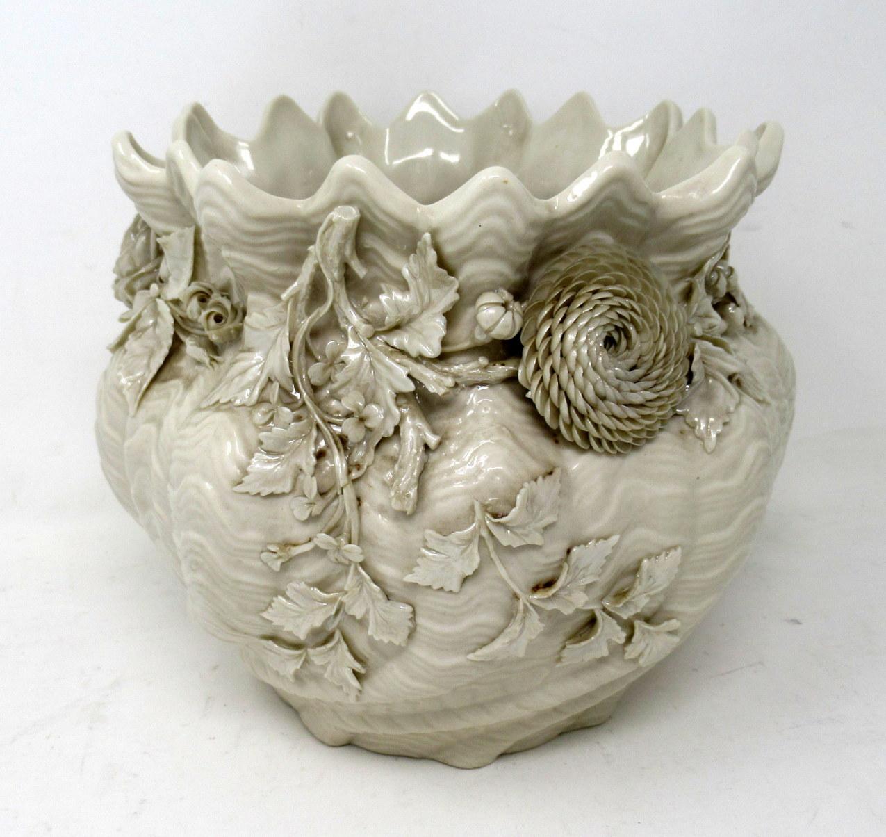 Superbe exemple d'une jardinière ou d'un centre de table extrêmement rare en porcelaine Belleek irlandaise incrustée de fleurs:: de forme bulbeuse avec un joli bord supérieur cannelé et de grande taille. Dix-neuvième siècle. 

Cet objet exceptionnel