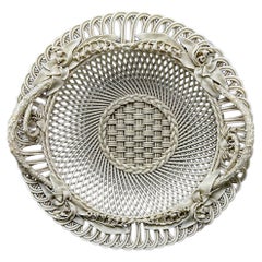 Antiker irischer dreistrangiger Korb-Tafelaufsatz aus Belleek-Porzellan 18651889, Irland