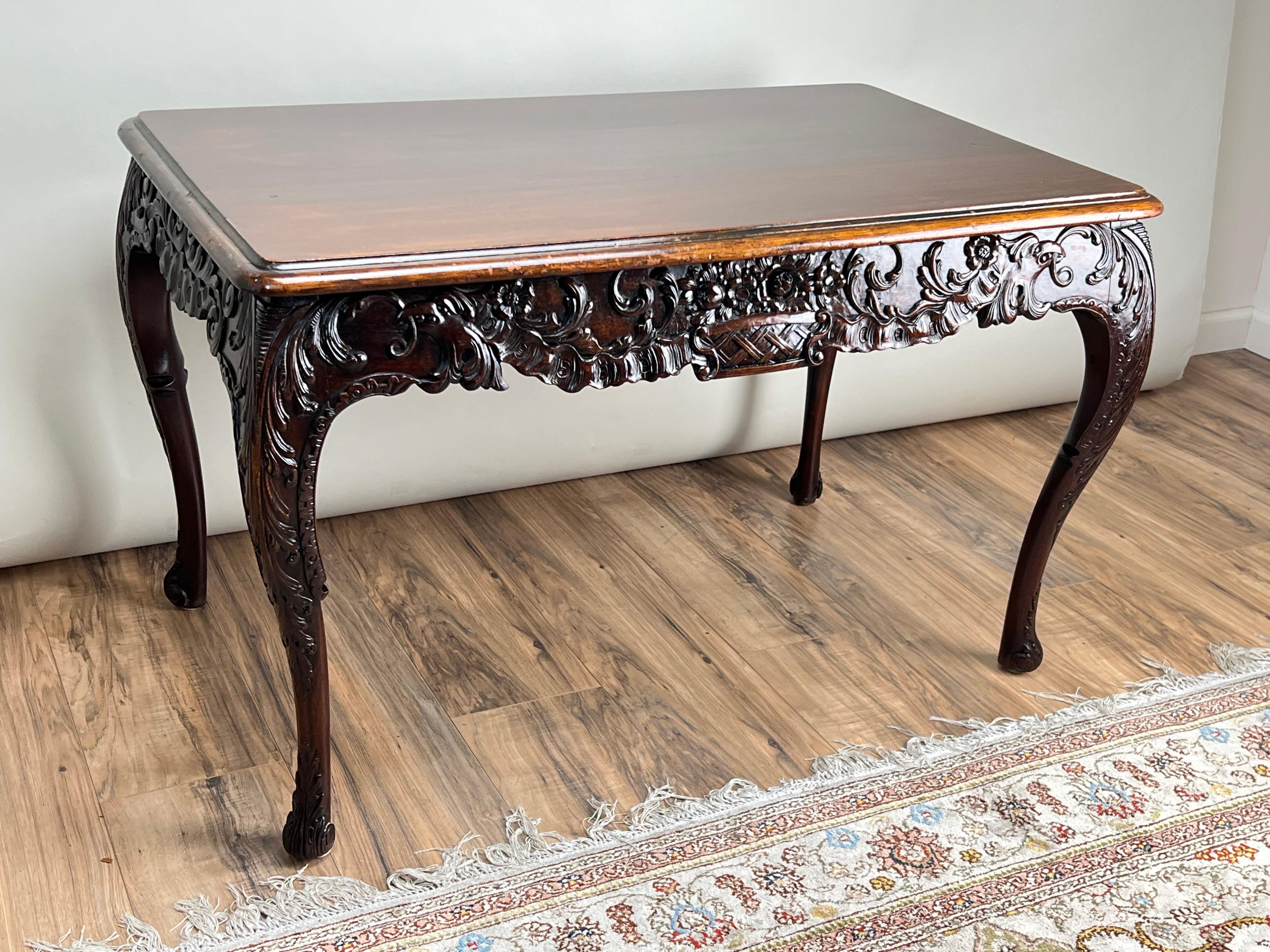 Chippendale Antiquity Irish Carved Mahogany Tea Table c. Fin du 19e siècle en vente