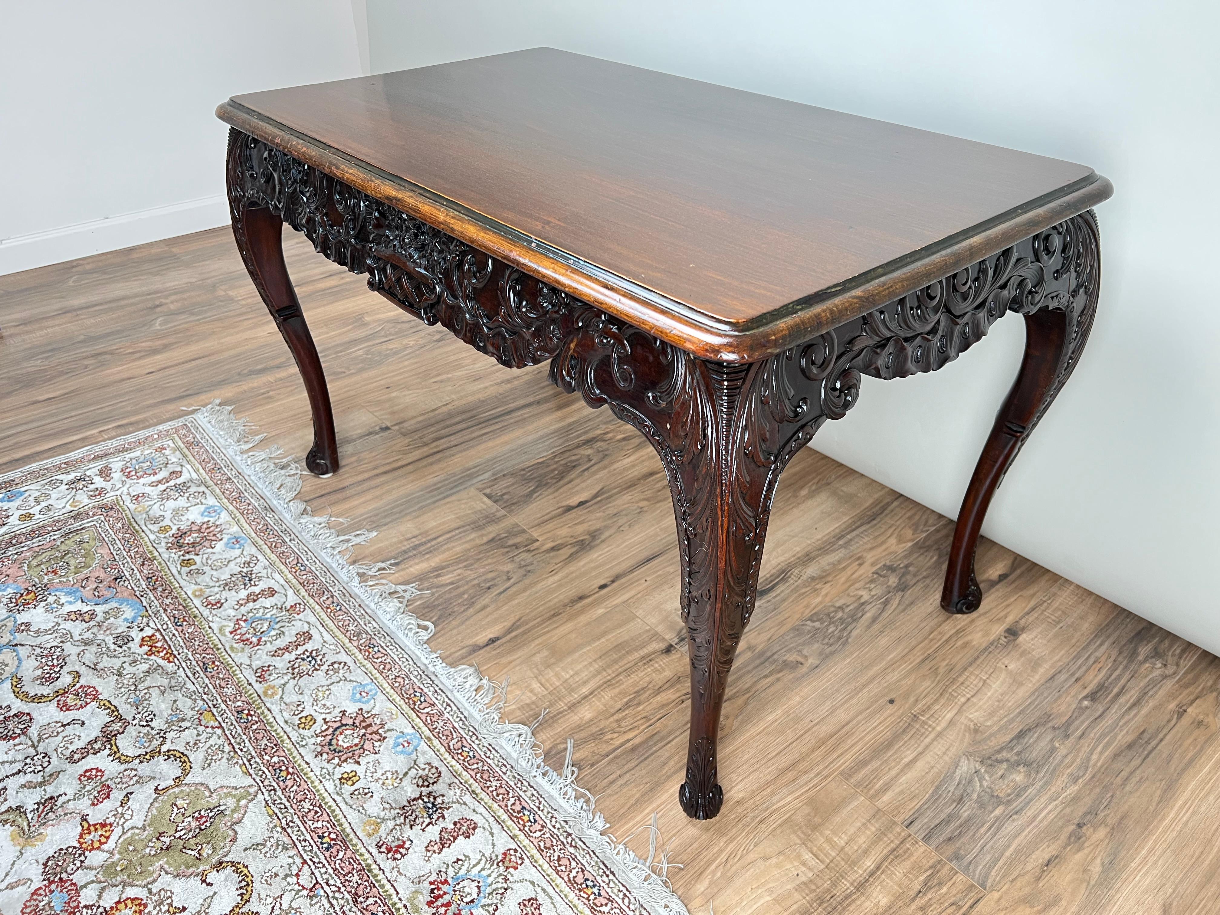 irlandais Antiquity Irish Carved Mahogany Tea Table c. Fin du 19e siècle en vente