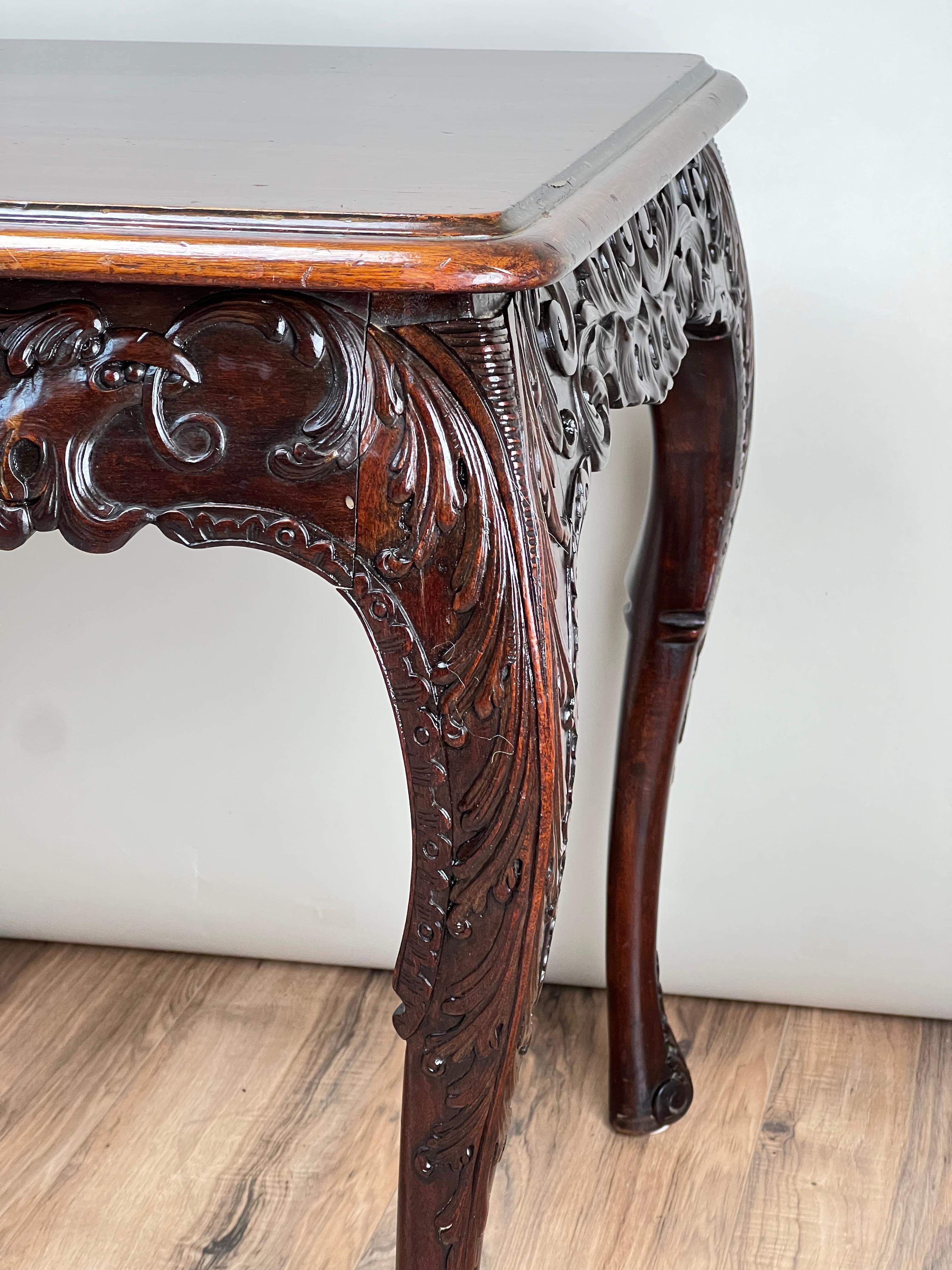 Sculpté Antiquity Irish Carved Mahogany Tea Table c. Fin du 19e siècle en vente