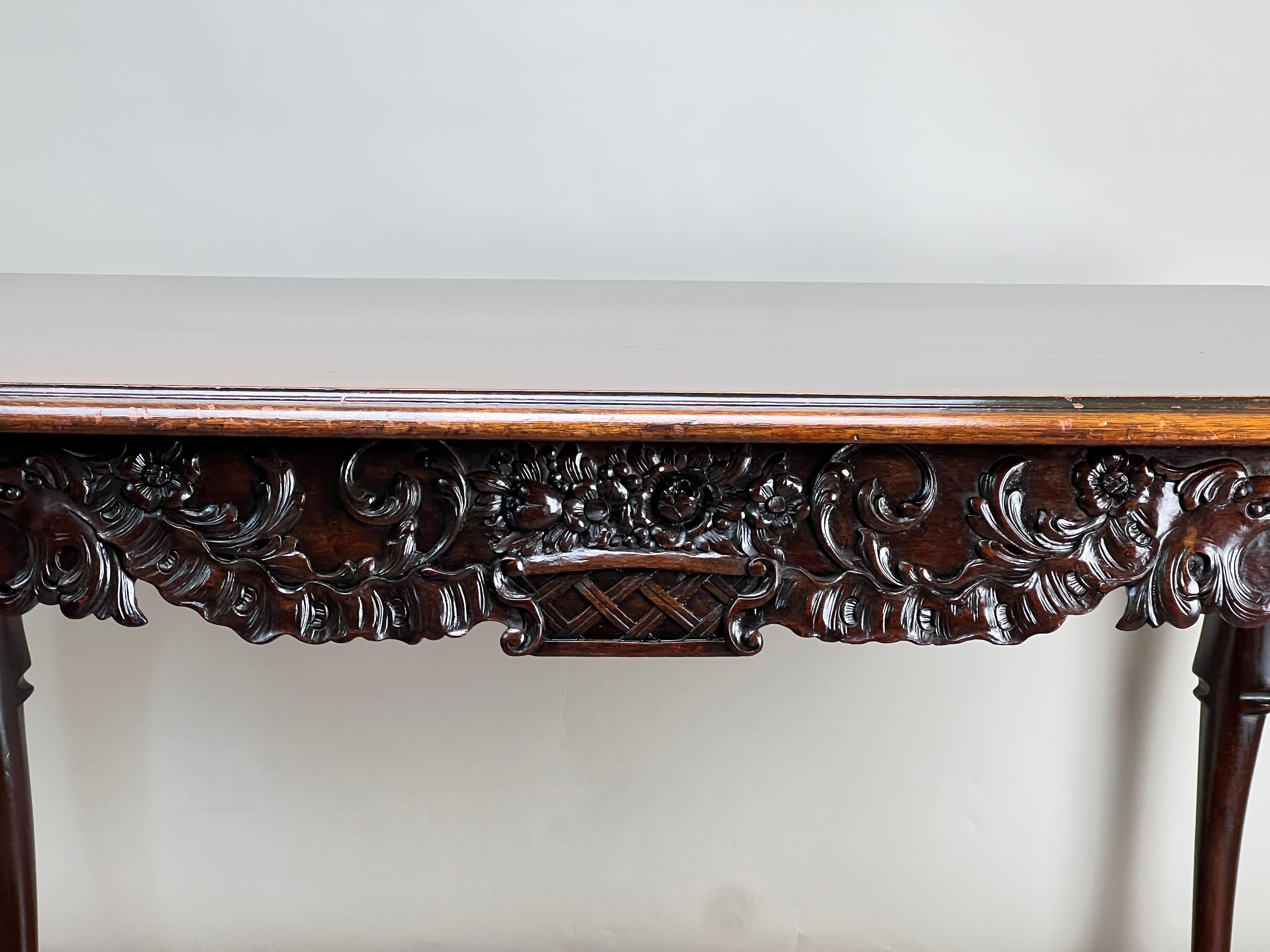 XIXe siècle Antiquity Irish Carved Mahogany Tea Table c. Fin du 19e siècle en vente