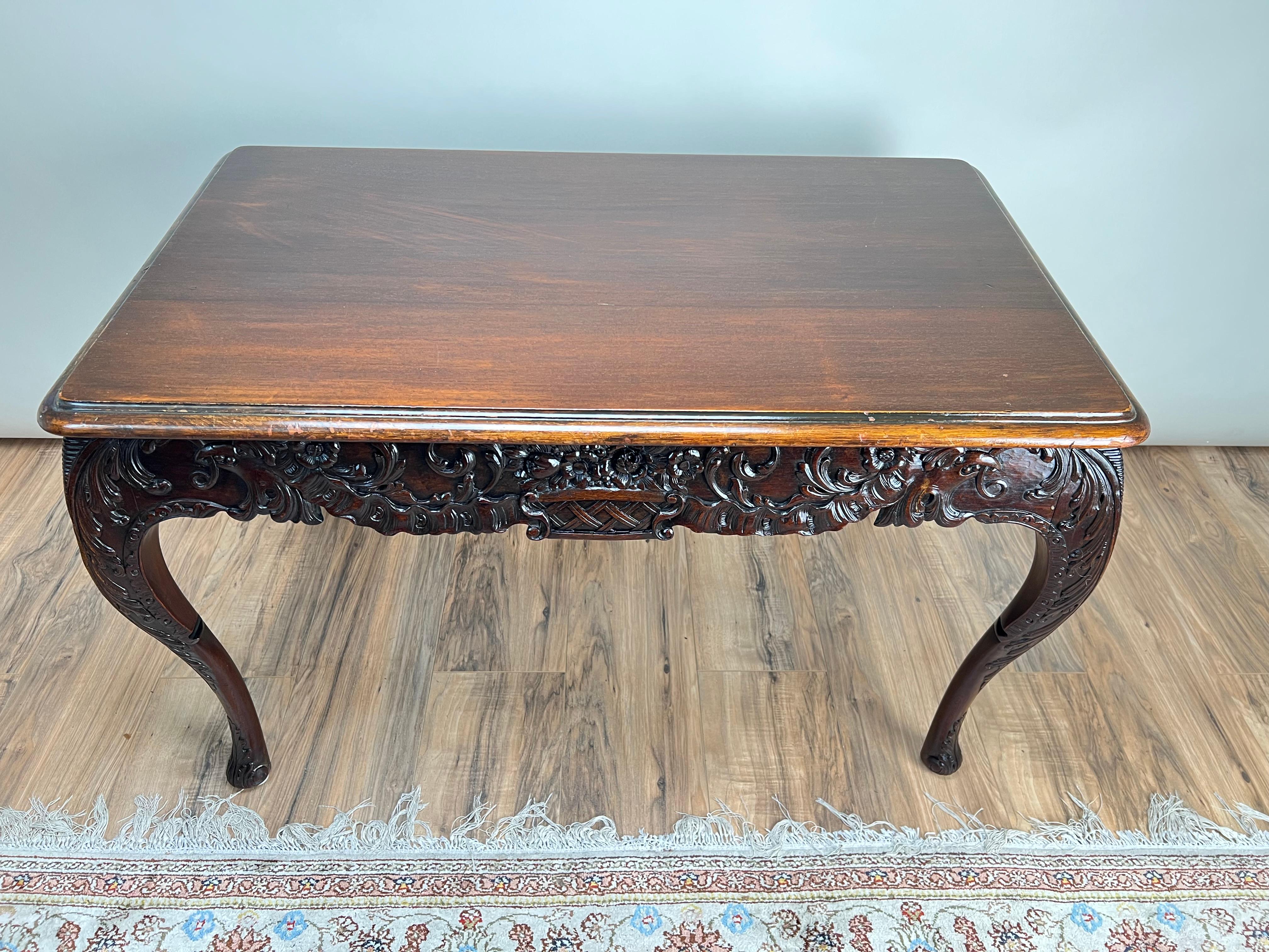 Acajou Antiquity Irish Carved Mahogany Tea Table c. Fin du 19e siècle en vente