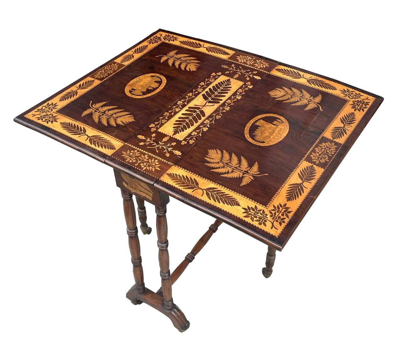 Extrêmement rare table d'appoint Sutherland à double abattant en bois d'abutus marqueté irlandais, de qualité musée, début du XIXe siècle. 

Fermement attribué à l'œuvre de Jeremiah O'Connor, Killarney. Irlande. 
L'ensemble de la partie