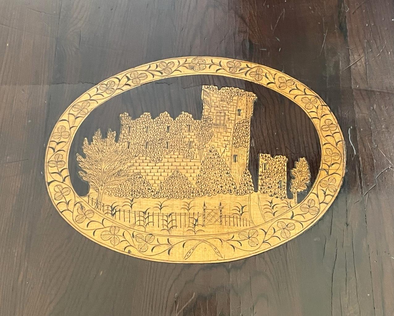 Ancienne table irlandaise Killarney Killarneyware en bois d'arbutus, ruines de château, Sutherland Bon état - En vente à Dublin, Ireland