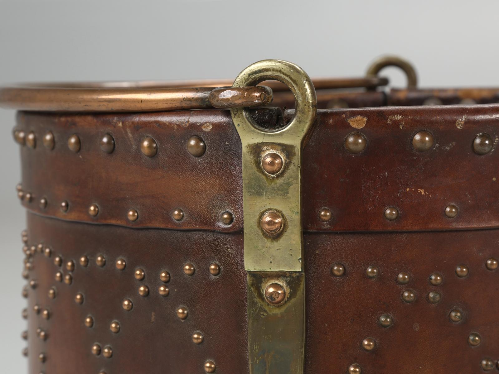 Antiker irischer Kohlekübel, handgefertigt, bezogen mit Leder und Messingnagel-Dekor (Spätes 19. Jahrhundert) im Angebot