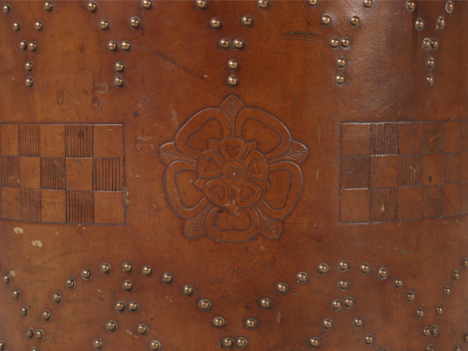 Antiker irischer Kohlekübel, handgefertigt, bezogen mit Leder und Messingnagel-Dekor im Angebot 2