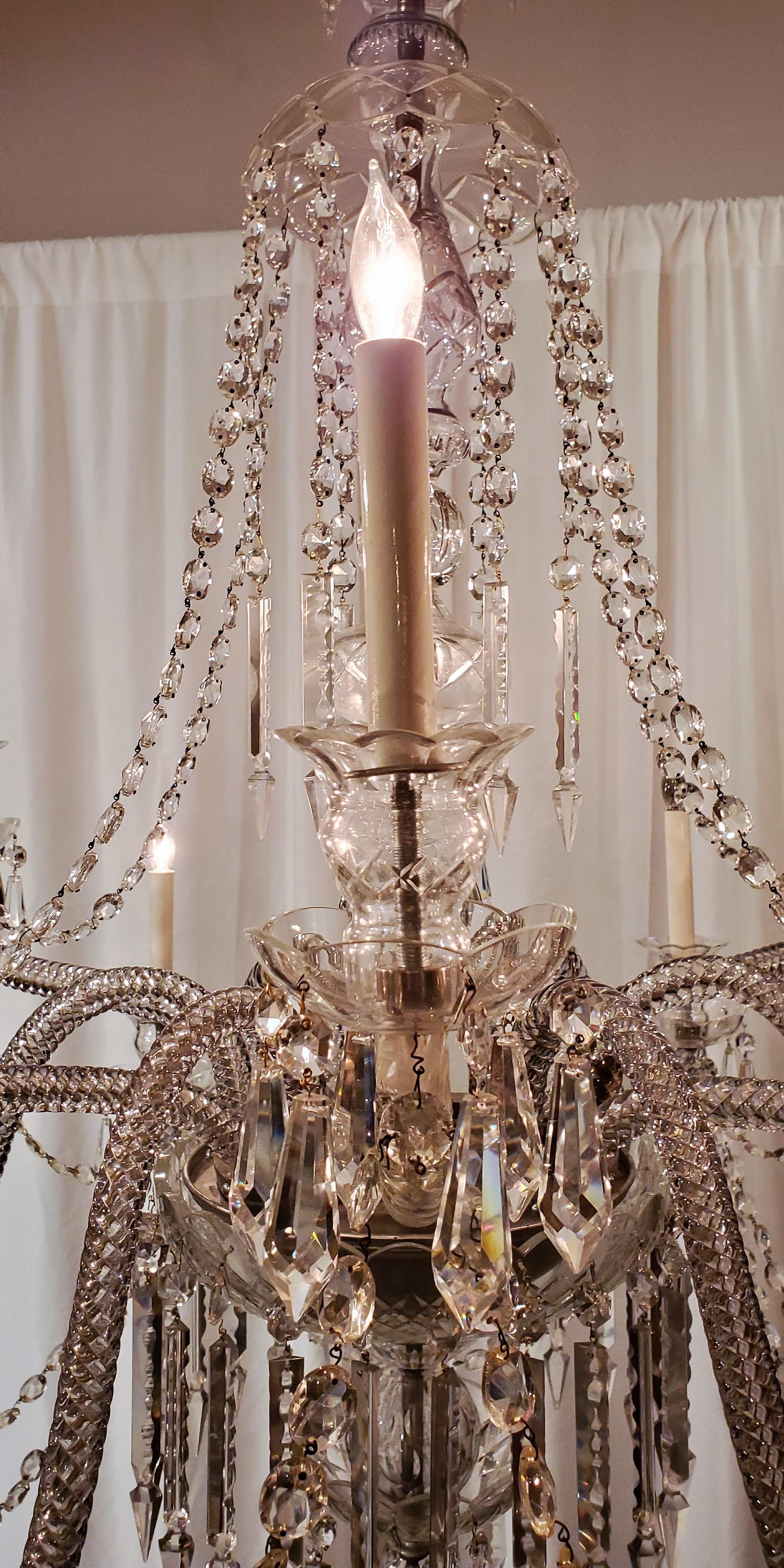 This chandelier has very elegant lines. A Classic.