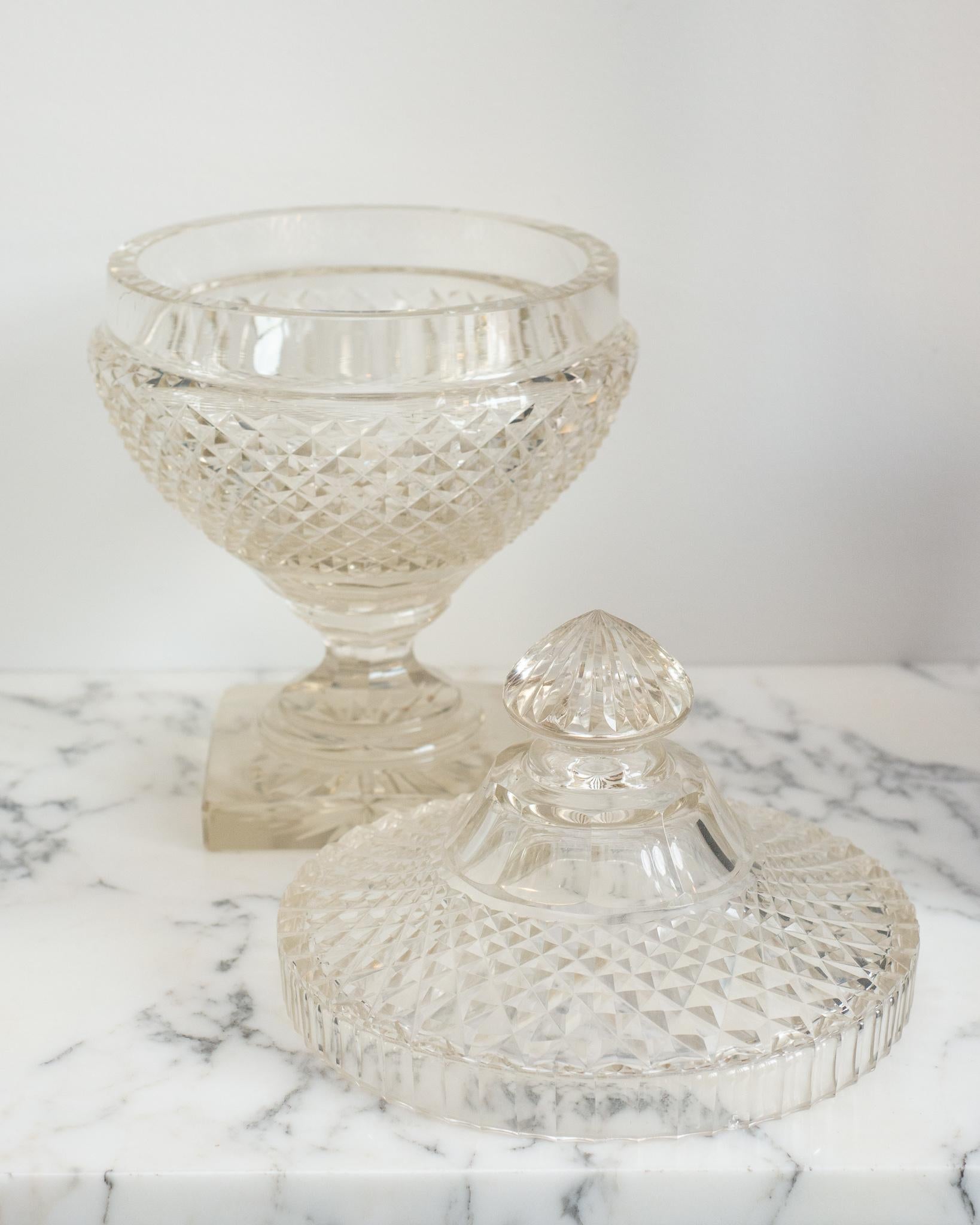Antique Irish Diamond Cut Clear Crystal Bowl with Lid In Good Condition For Sale In Toronto, ON
