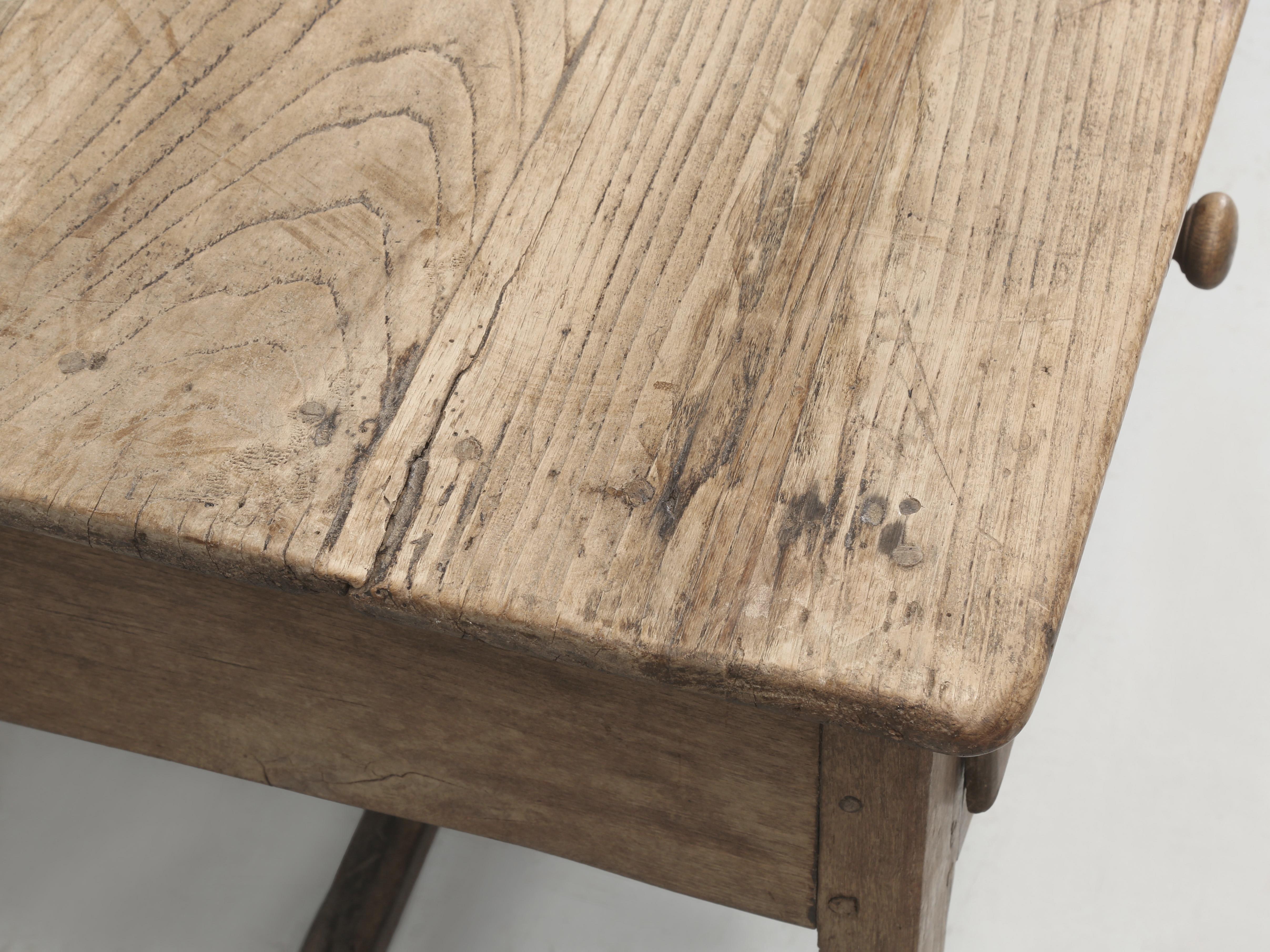 Antiker irischer Schreibtisch in White Oak Unrestauriert. Strukturell solide Originalausführung im Angebot 3