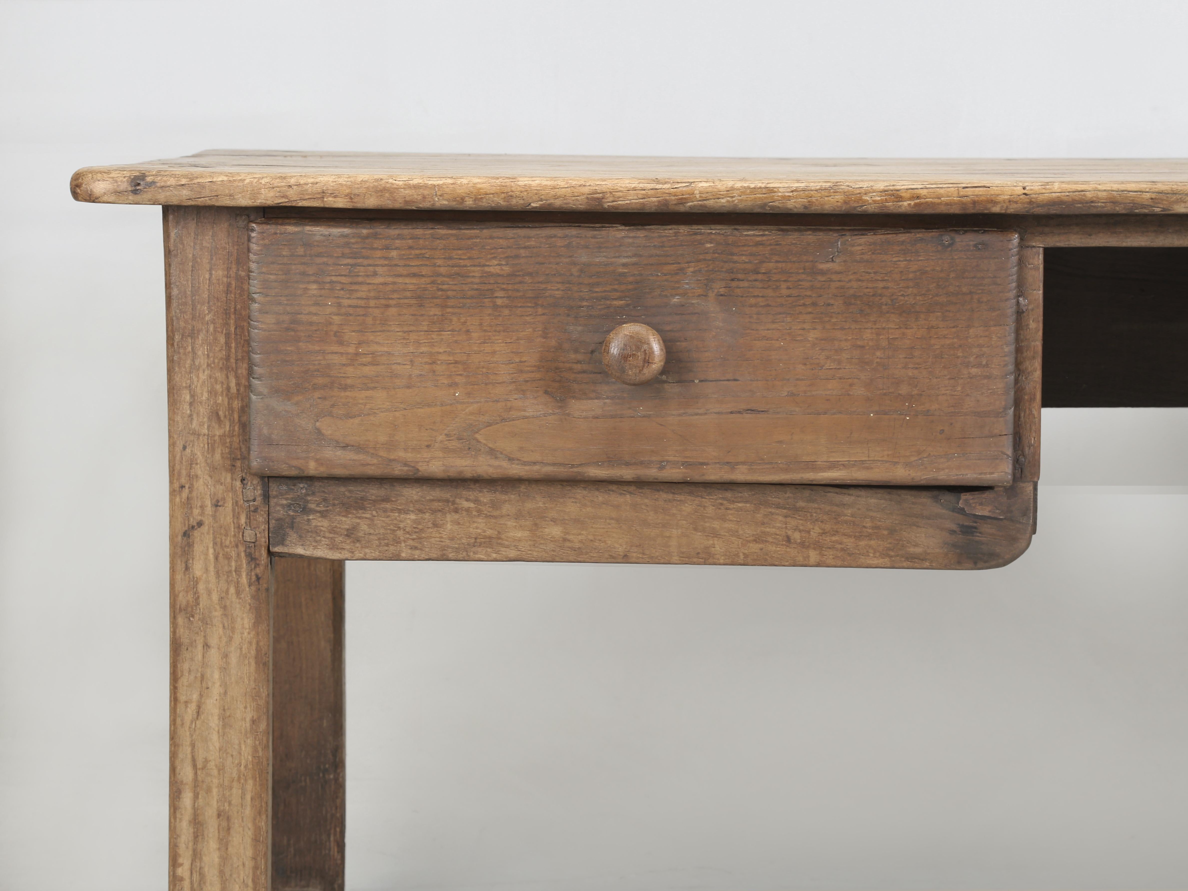 Antiker irischer Schreibtisch in White Oak Unrestauriert. Strukturell solide Originalausführung im Angebot 4