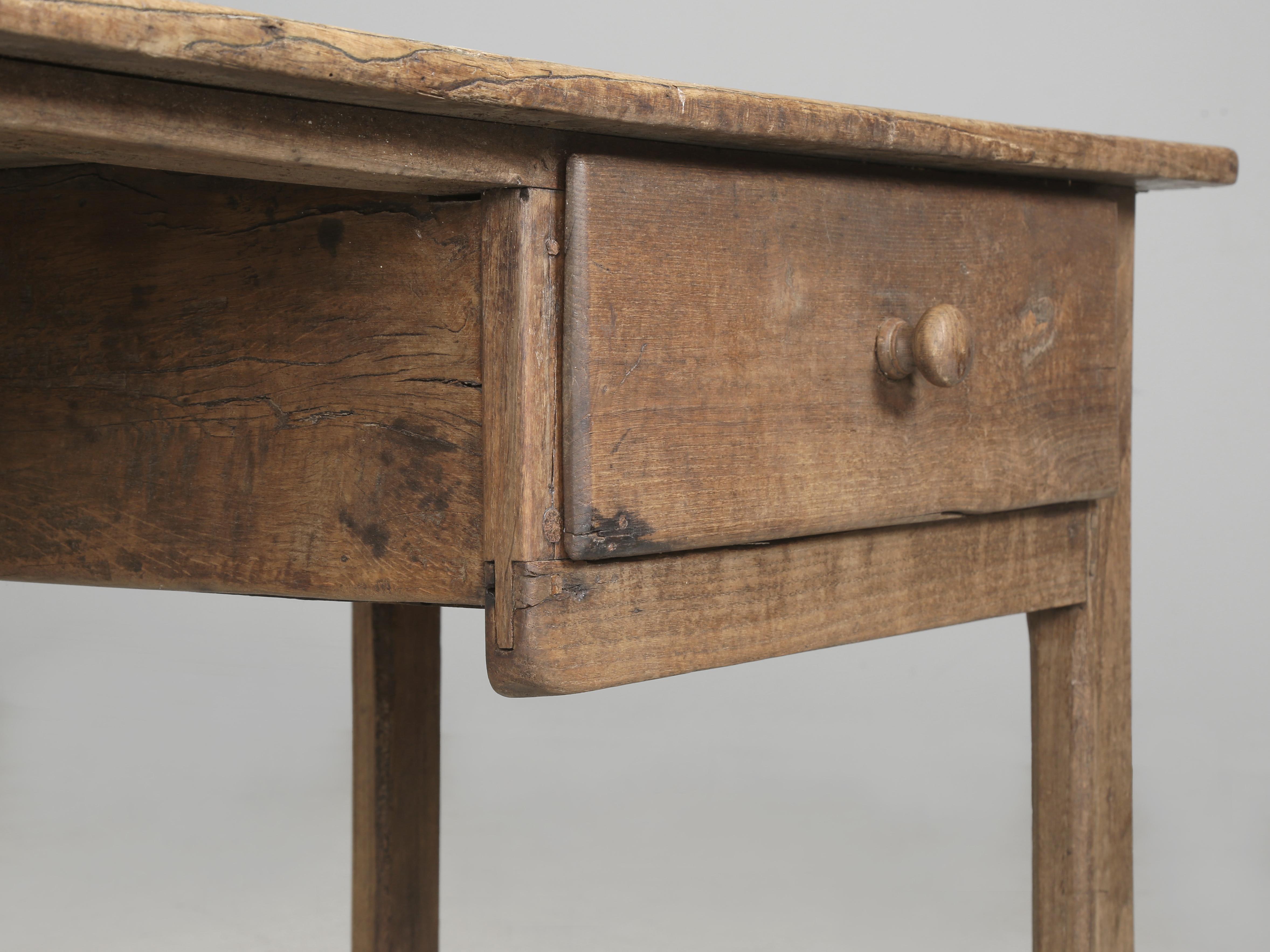 Antiker irischer Schreibtisch in White Oak Unrestauriert. Strukturell solide Originalausführung im Angebot 5