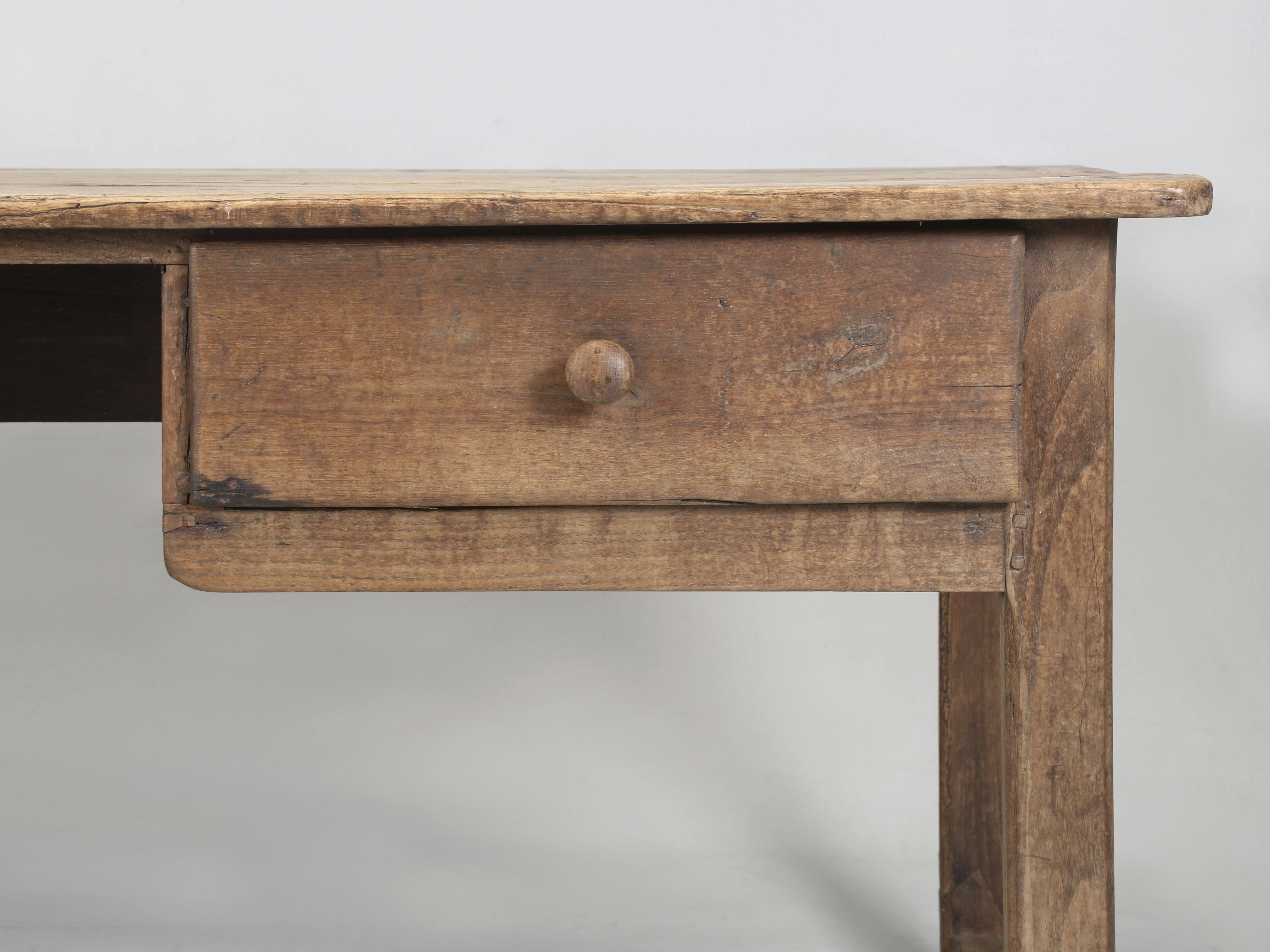Antiker irischer Schreibtisch in White Oak Unrestauriert. Strukturell solide Originalausführung im Angebot 6