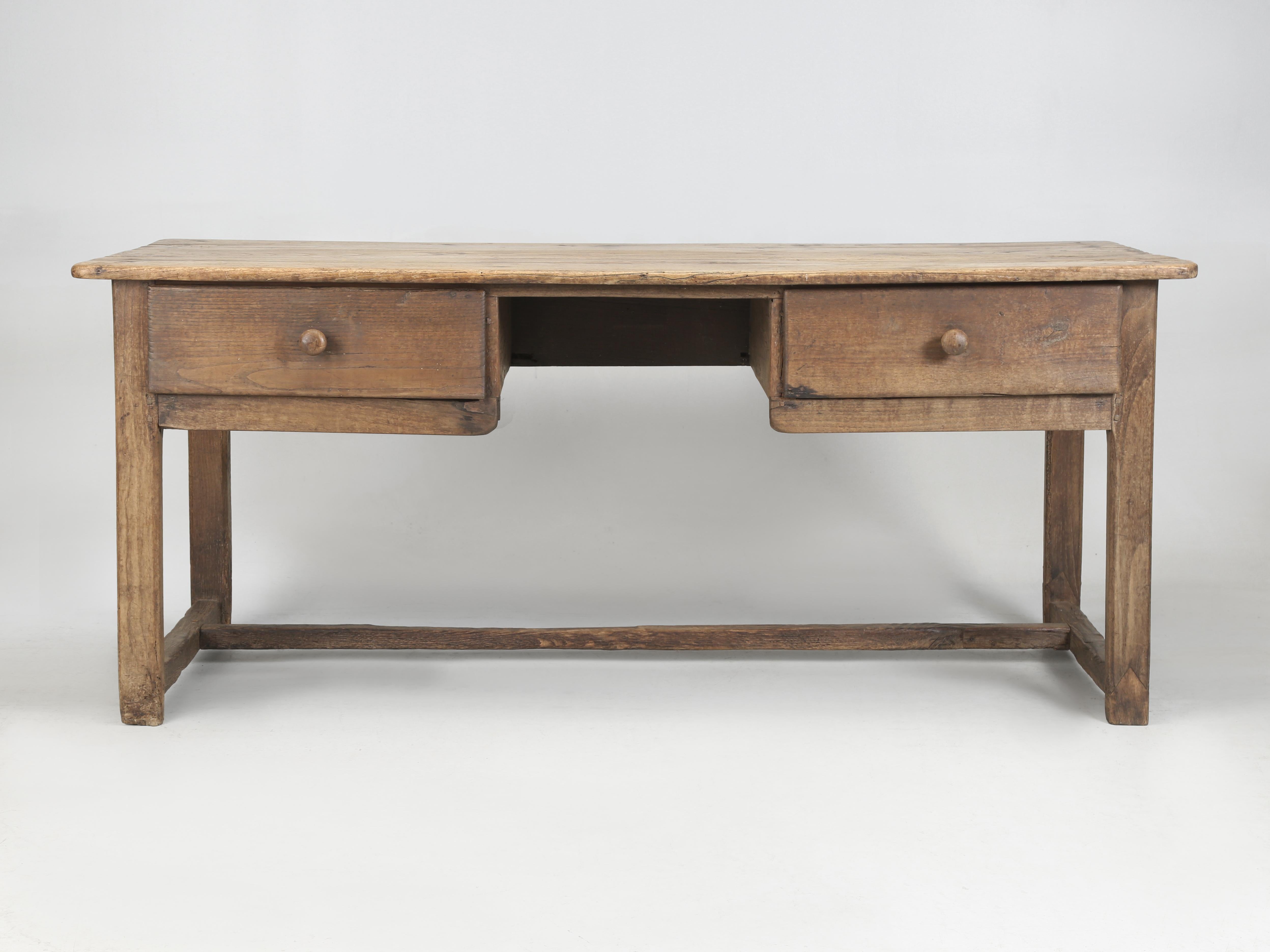 Antike Land Irish White Oak Desk oder Schreibtisch in den späten 1700er Jahren gemacht und scheint immer noch unrestauriert und in unseren Augen, das ist eine sehr gute Sache sein. Schauen Sie sich die Farbe der Eichenholzplatte an und stellen Sie