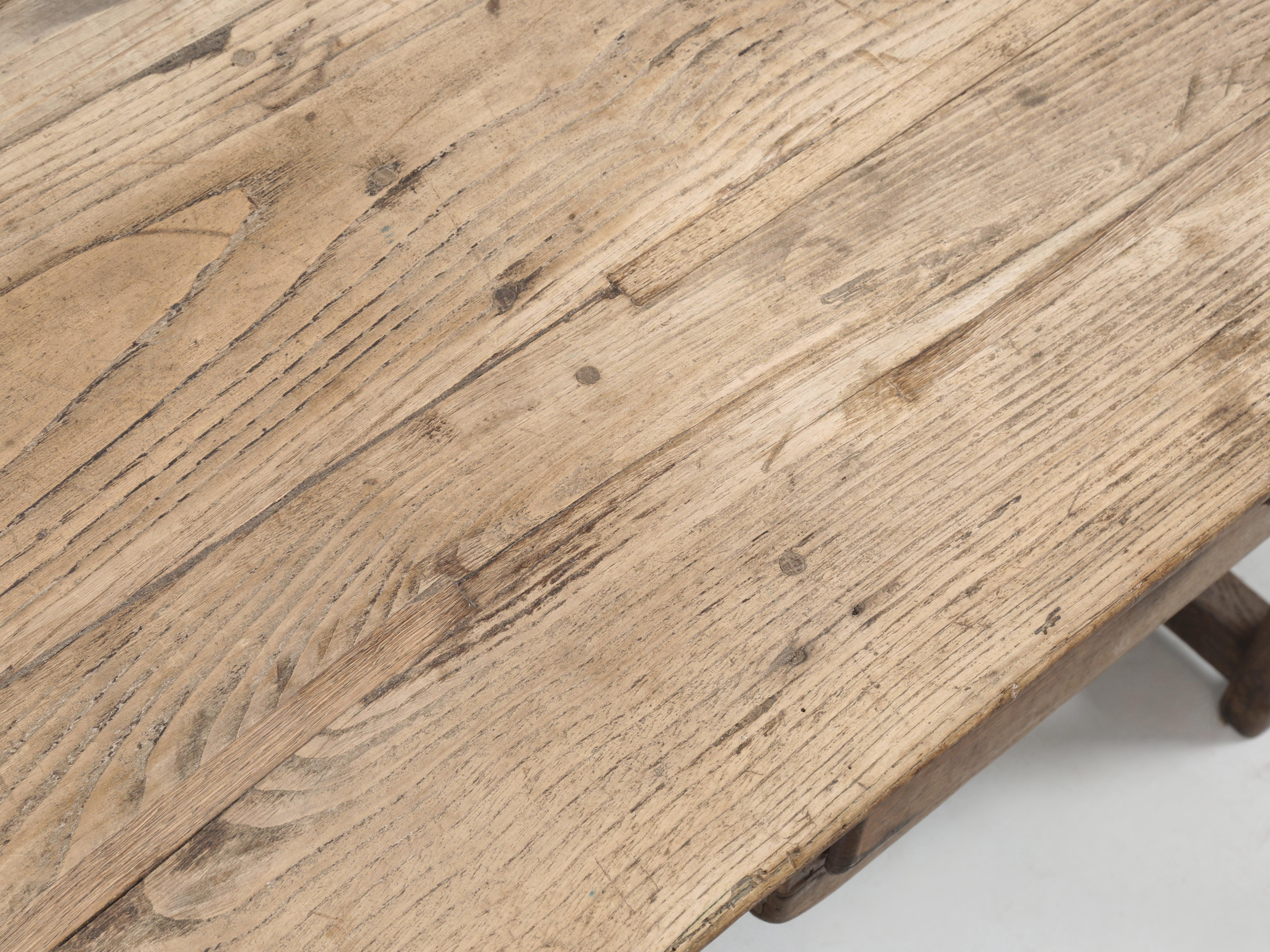 Antiker irischer Schreibtisch in White Oak Unrestauriert. Strukturell solide Originalausführung im Angebot 1