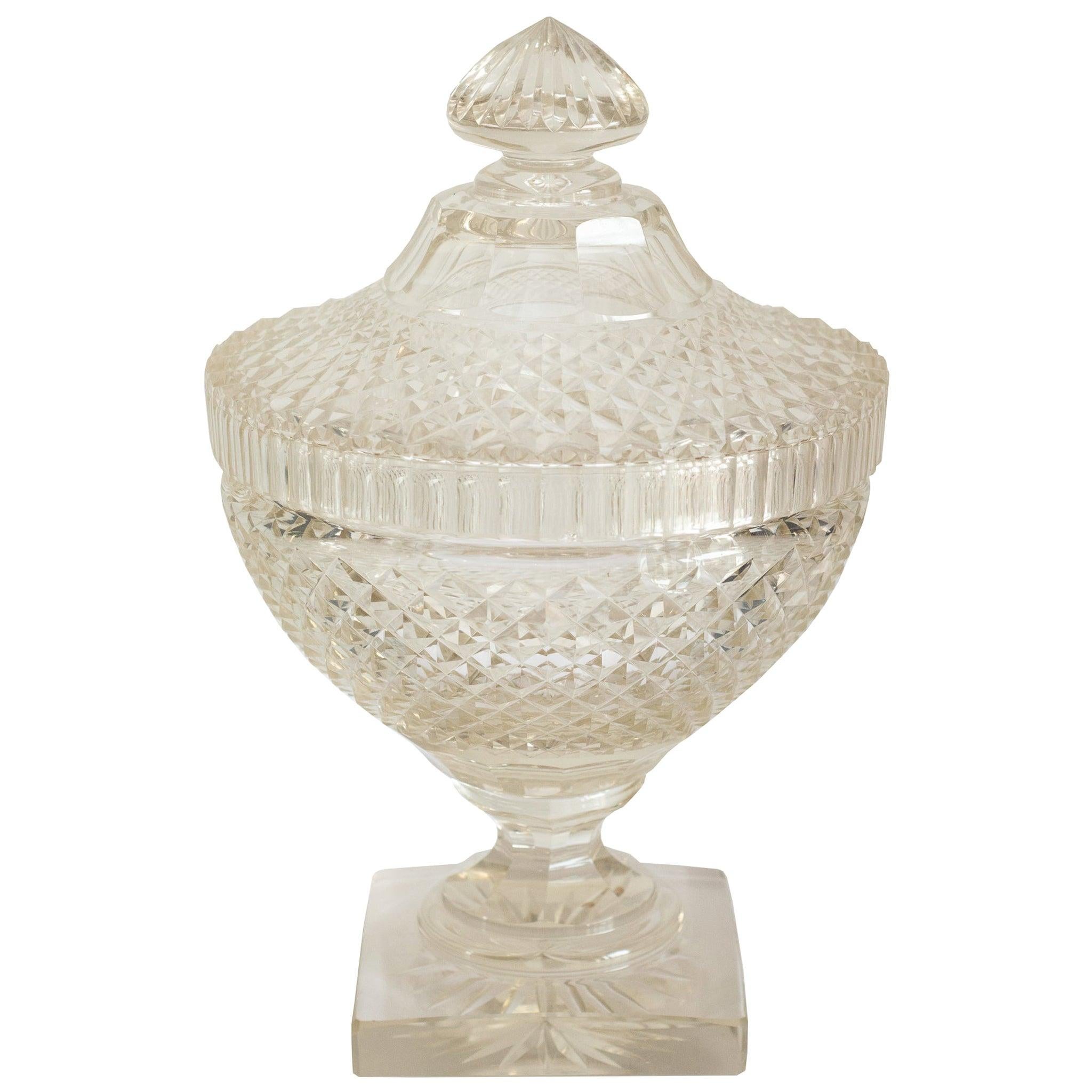 Antique bol en cristal clair irlandais taillé en diamant avec couvercle en vente