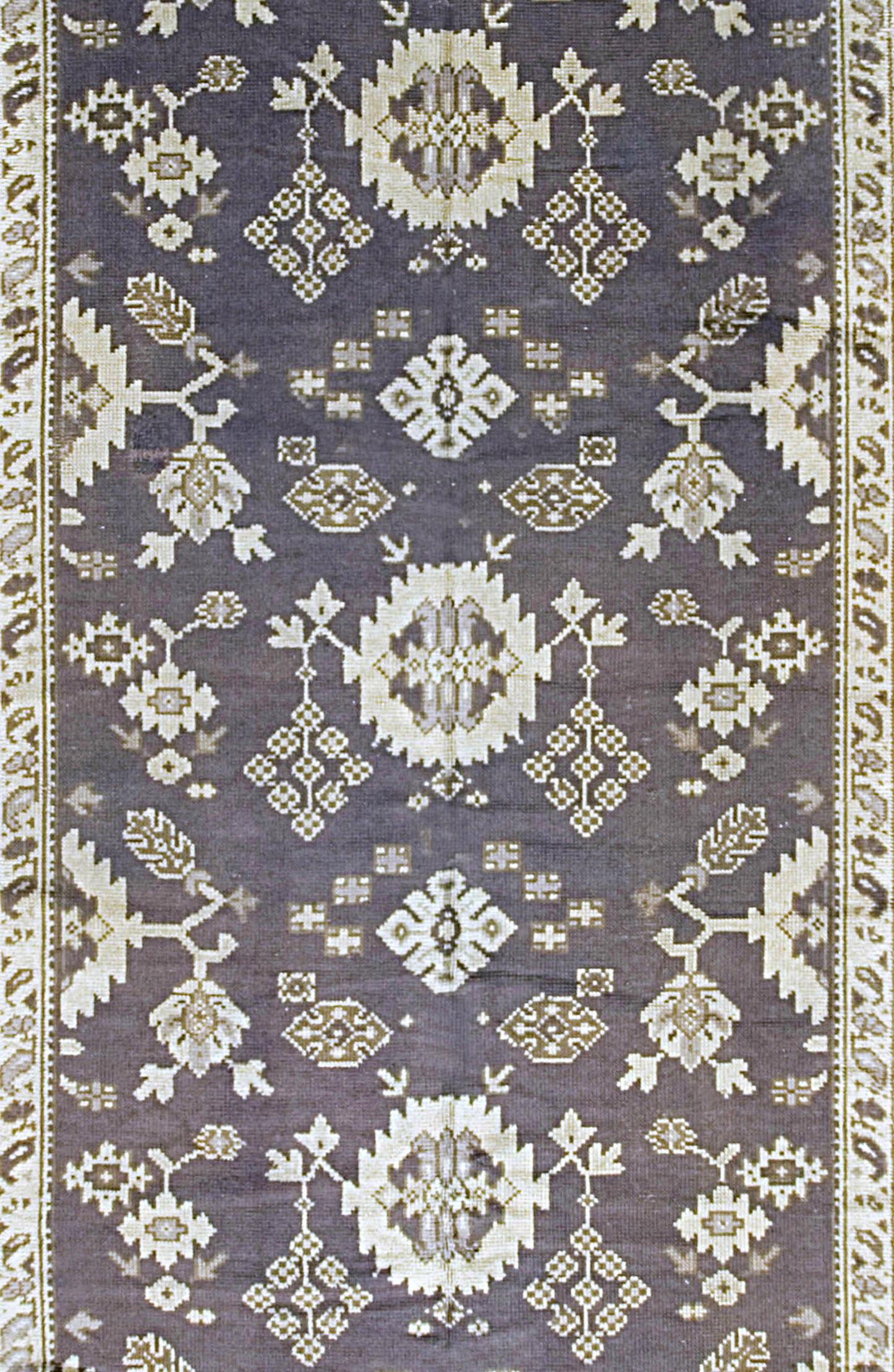 Antique tapis irlandais Donegal Arts & Crafts Runner circa 1900, 6' x 14'11. Une sorte d'Oushak irlandais avec un fond bleu ardoise présentant une répétition de bourgeons et de fleurs semi-géométriques ainsi que des médaillons en dents de scie.