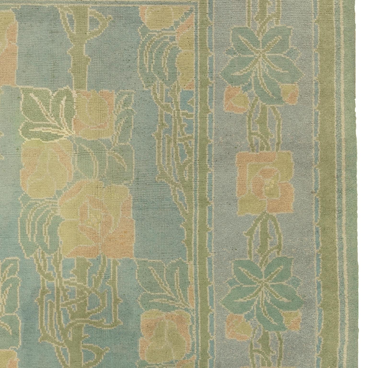 Antique Irish Donegal Carpet In Good Condition For Sale In New York, NY